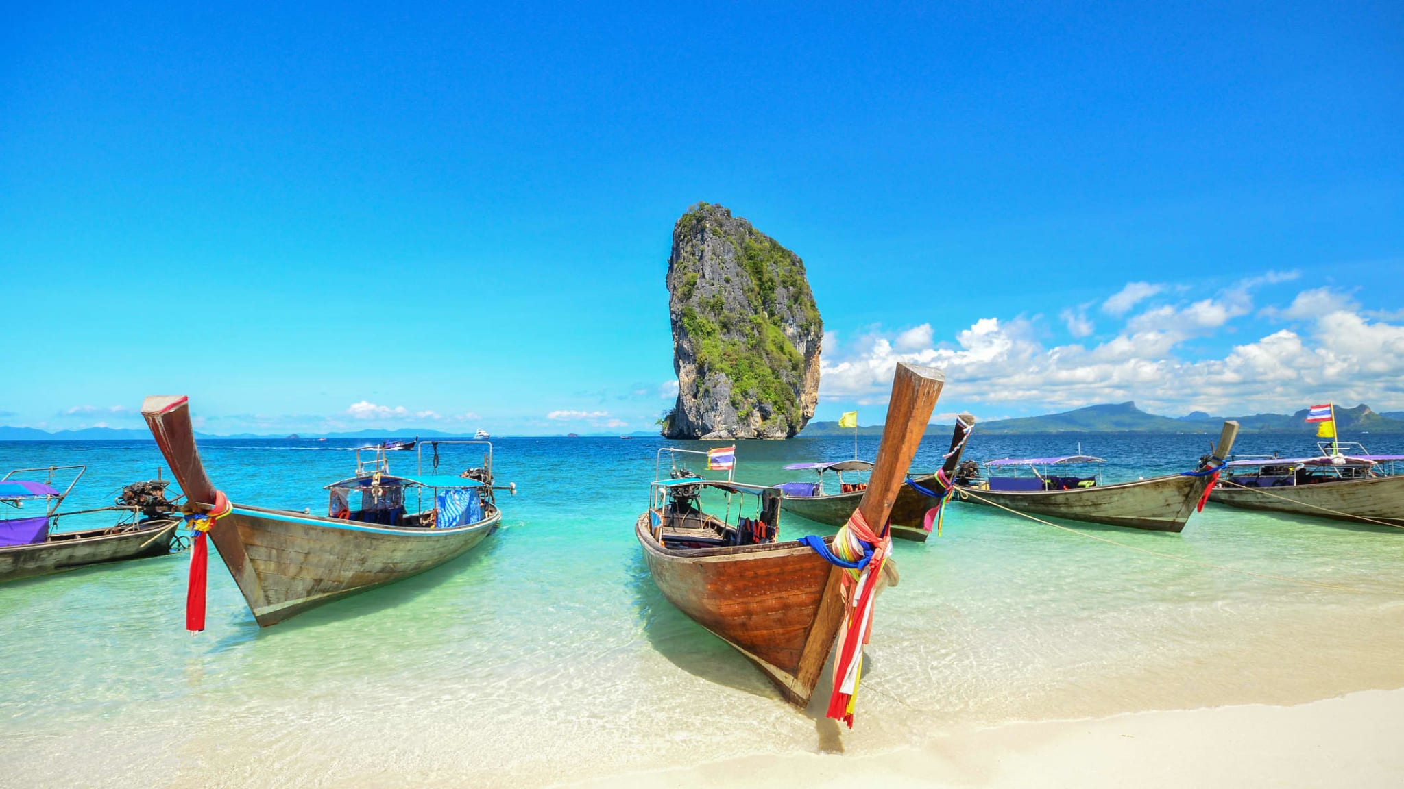 Traditionnelle Fischerboote am Strand von Phuket in Thailand.