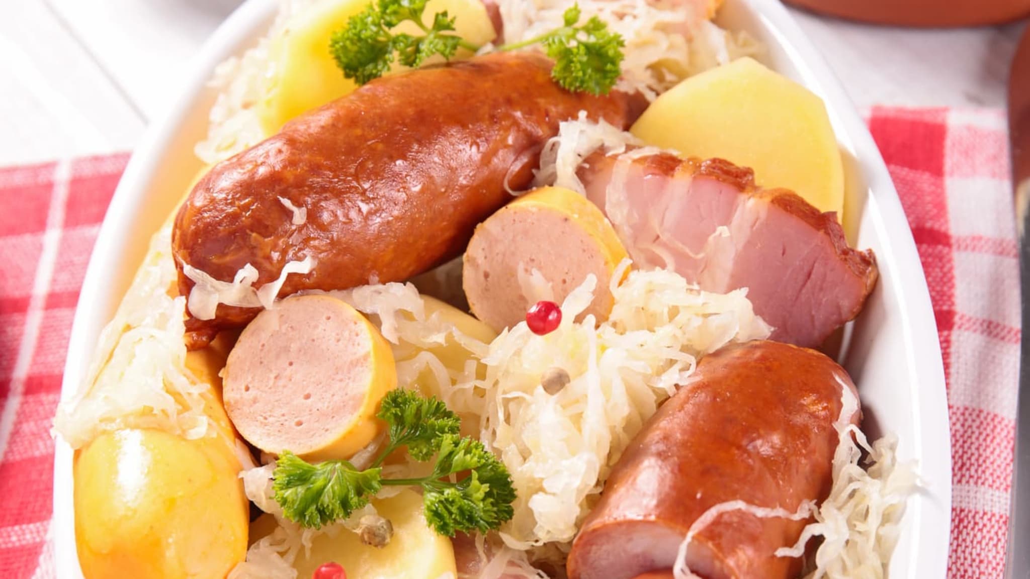 Fleisch und Wurst mit Sauerkraut und Kartoffeln, wie auf einer Berner Platte. © margouillatphotos/iStock / Getty Images Plus via Getty Images