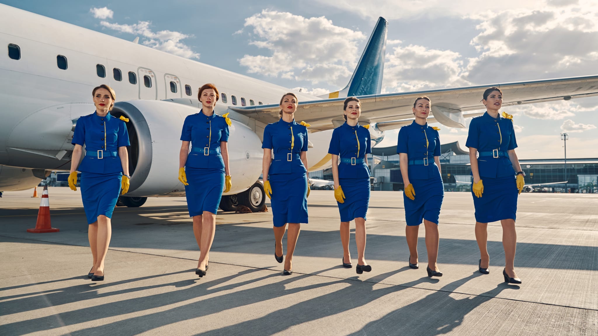 Eine Gruppe Flugbegleiterinnen vor einem Flugzeug