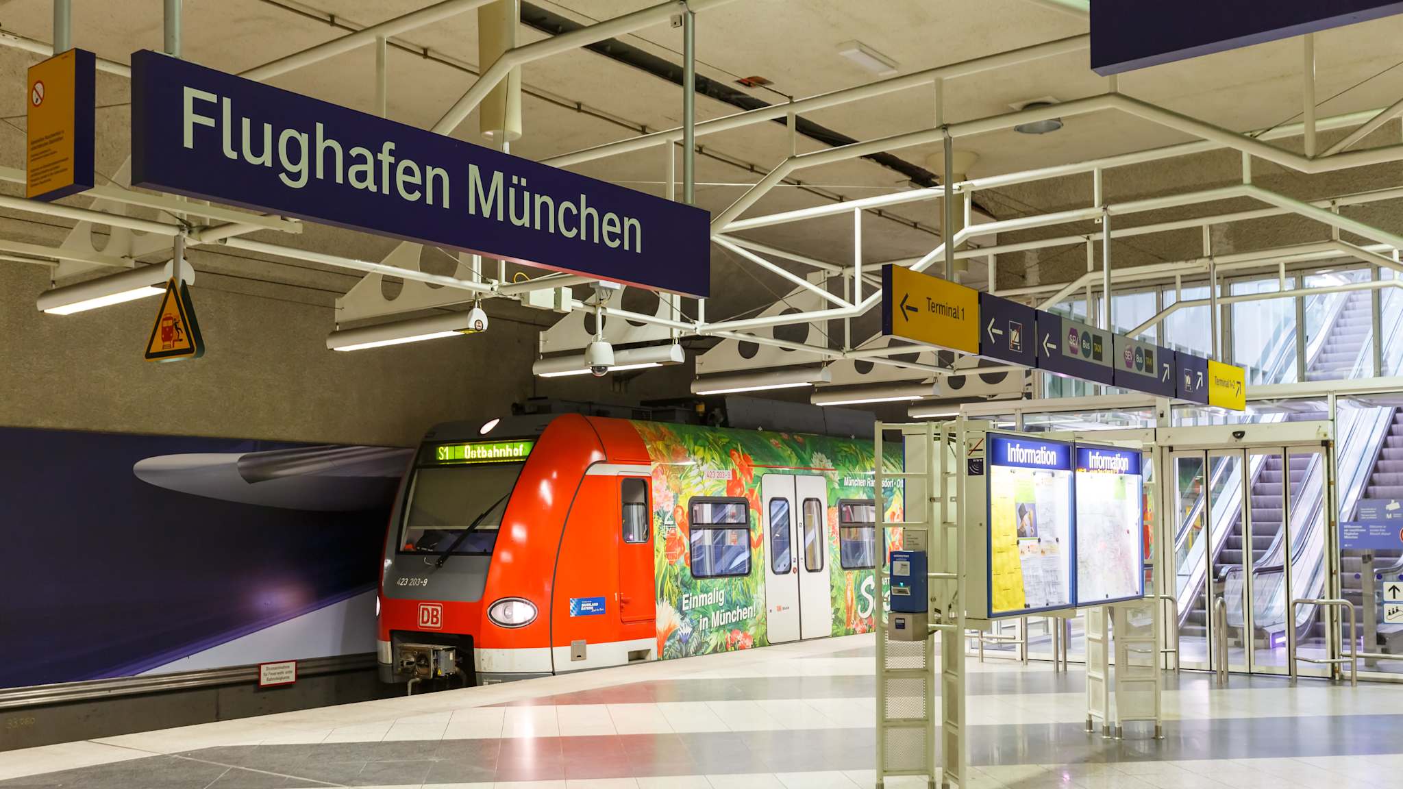 Ein Zug fährt in einen Bahnhof ein.