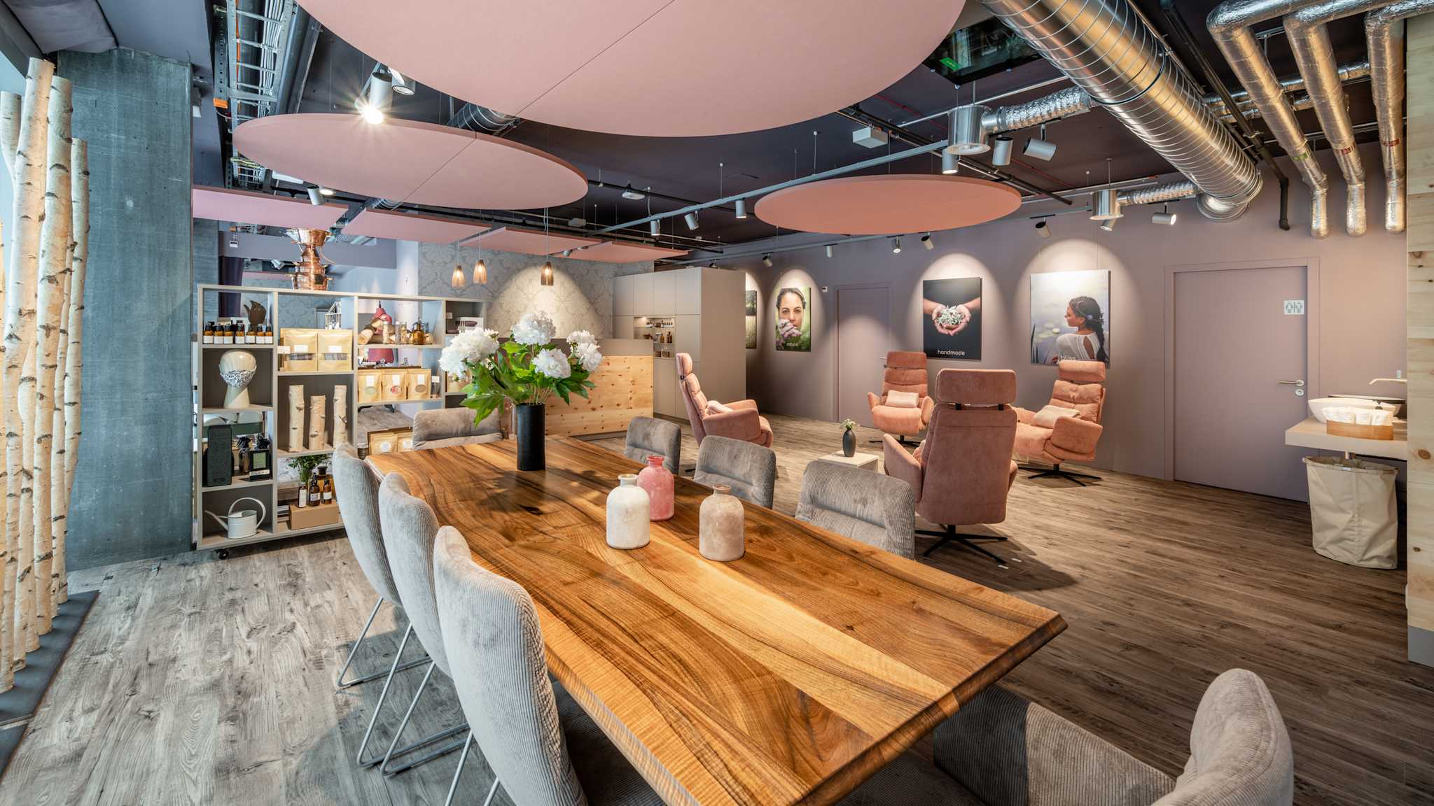 Lounge mit gemütlichen Sesseln