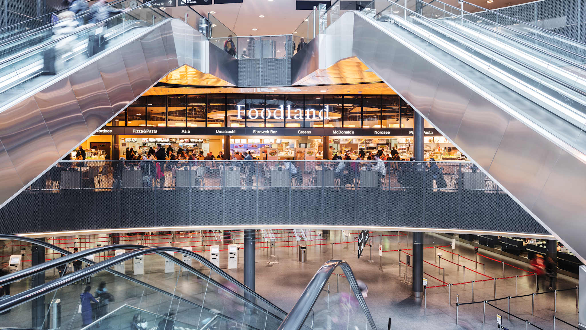 Das Foodcourt eines Flughafens