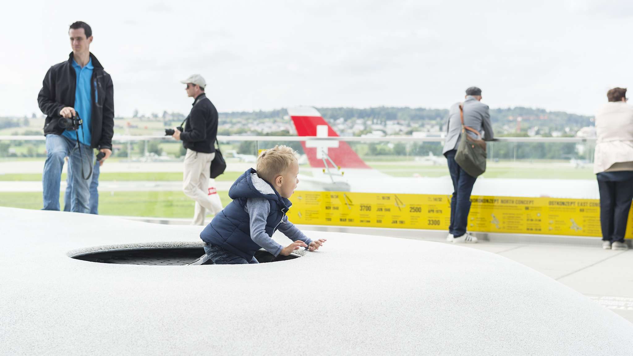 Ein kleiner Junge blickt auf ein Flugzeug