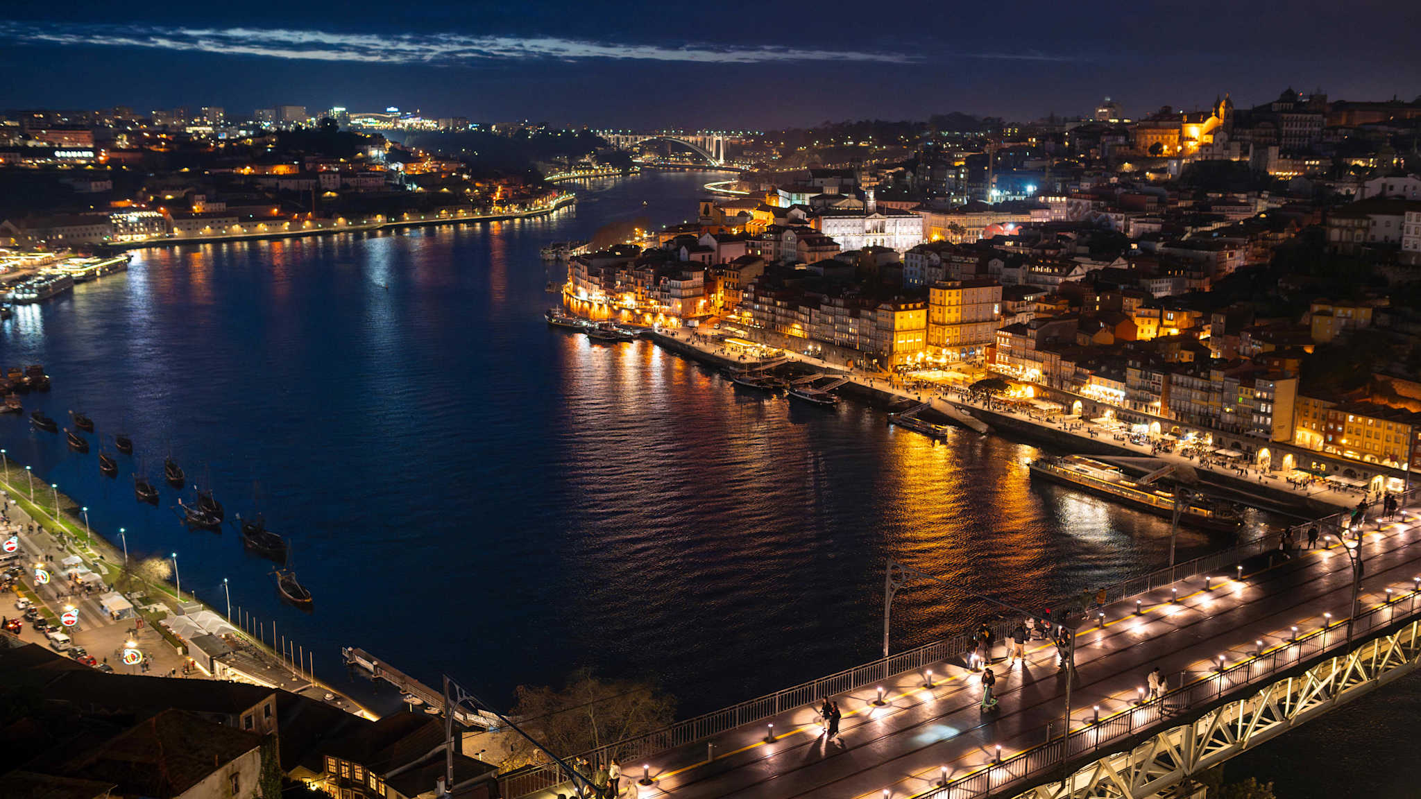 Blick auf den Fluss Duoro bei Nacht in Portugal.