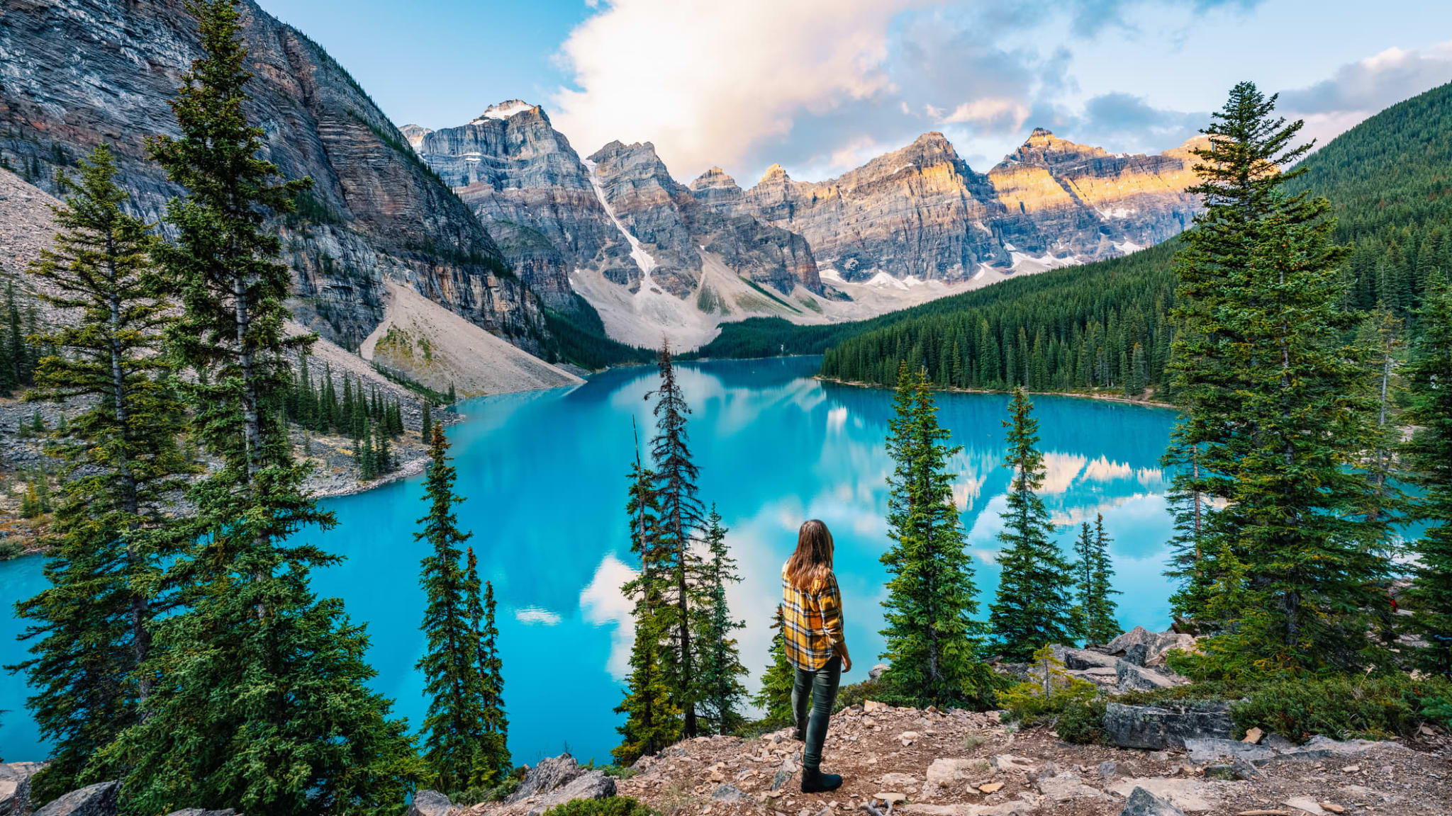 Eine Frau genießt den Ausblick auf den Moraine See im Banff-Nationalpark in Kanada.