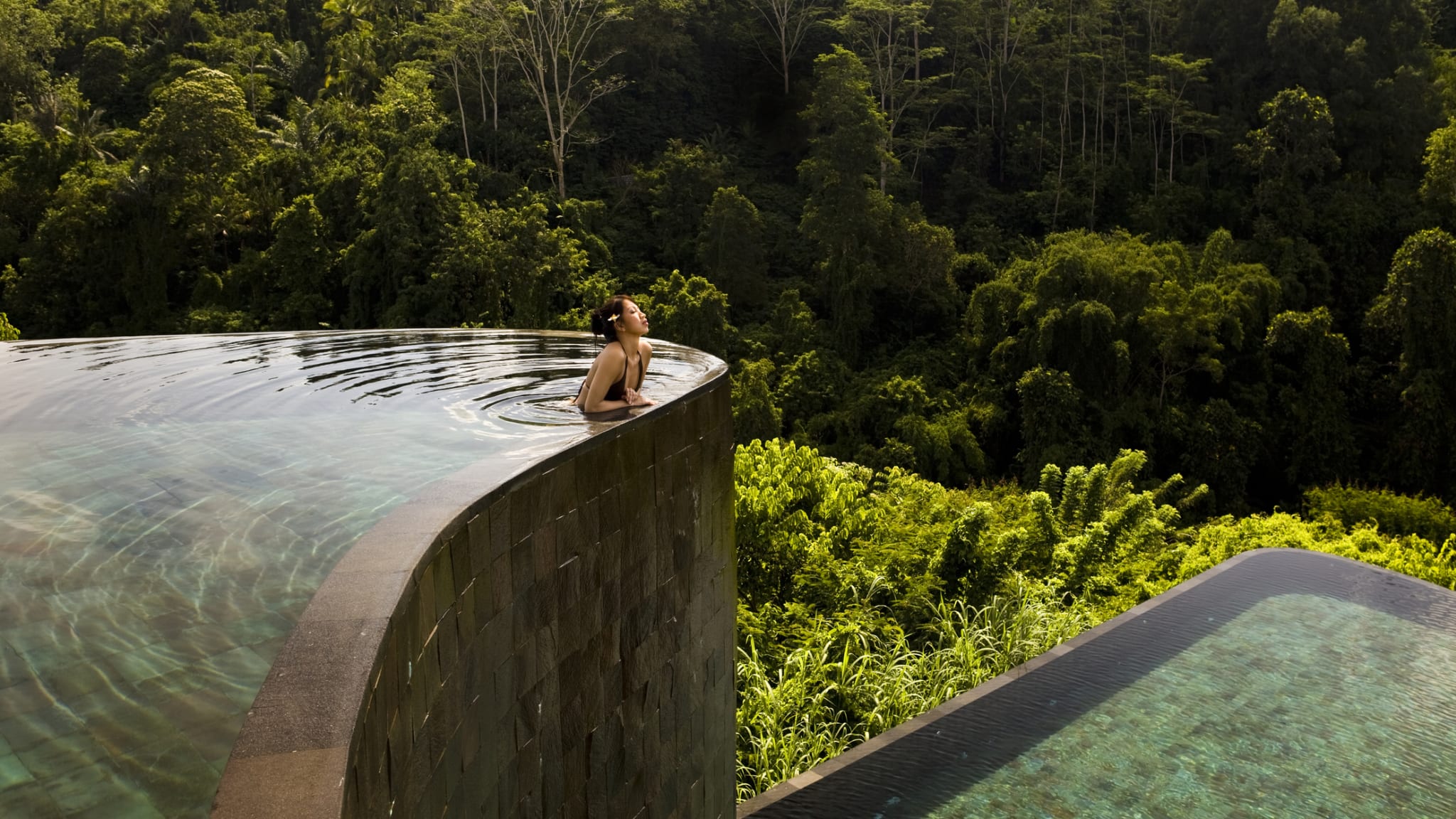 Frau im Pool The Hanging Gardens of Bali, Indonesien