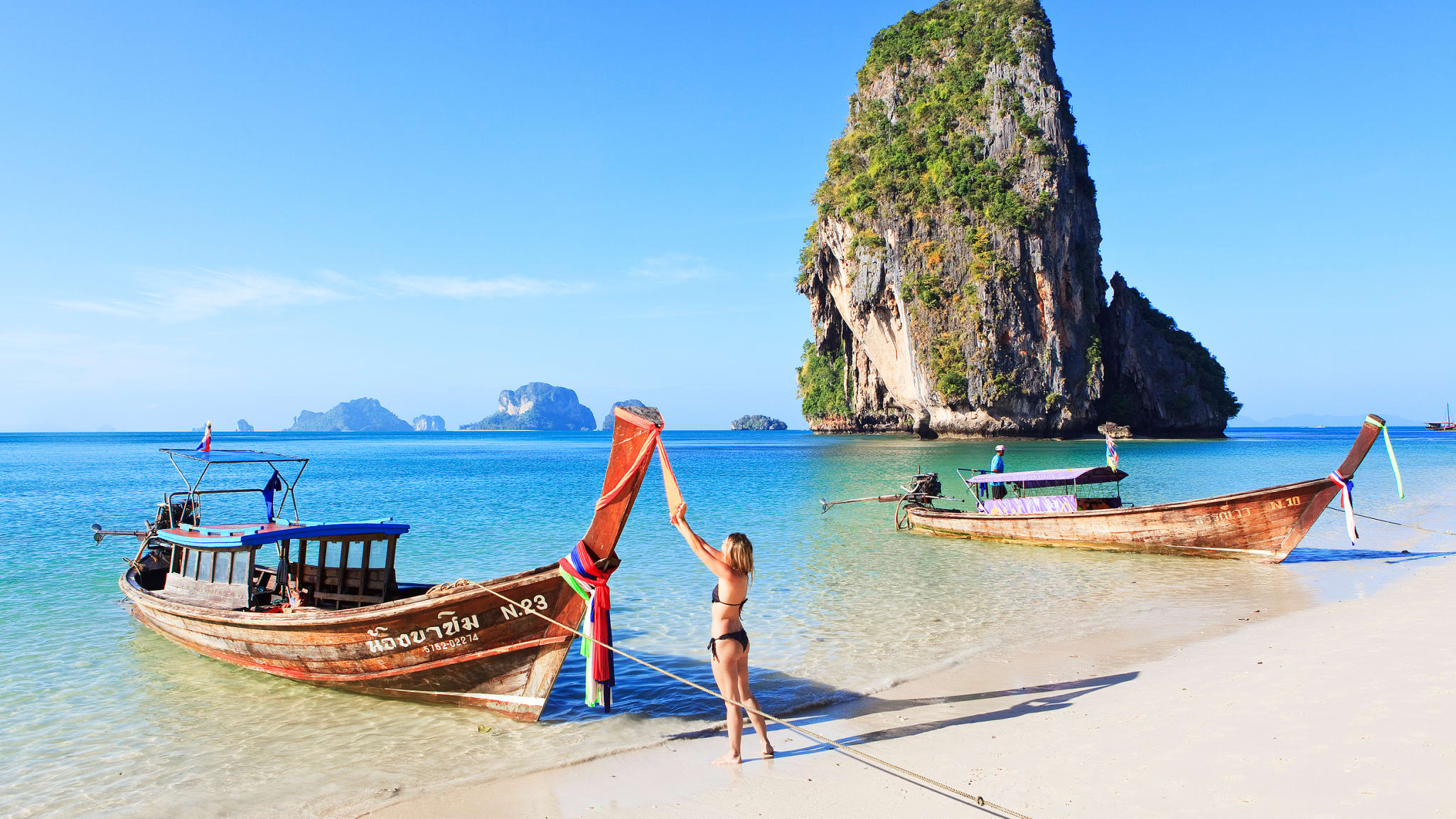 Frau mit Longtail Boot am Had Phra Nang Strand