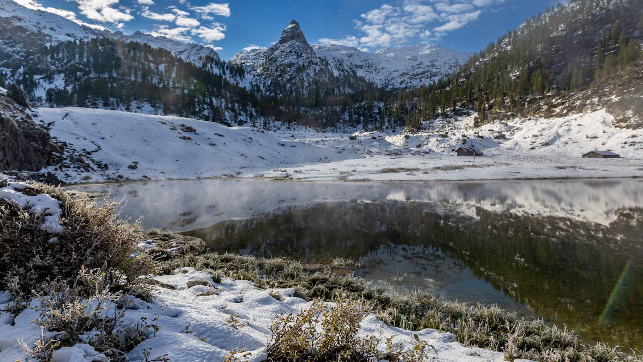 Ein See in verschneriter Landschaft