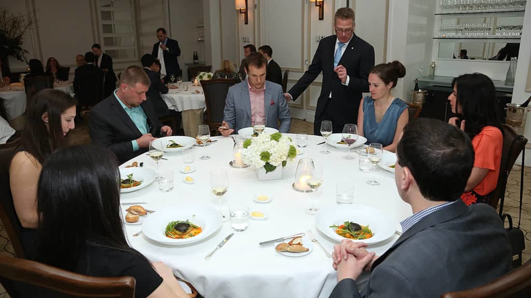 Eine Gruppe Gäste an einem Runden Tisch im Per Se Restaurant New York City.