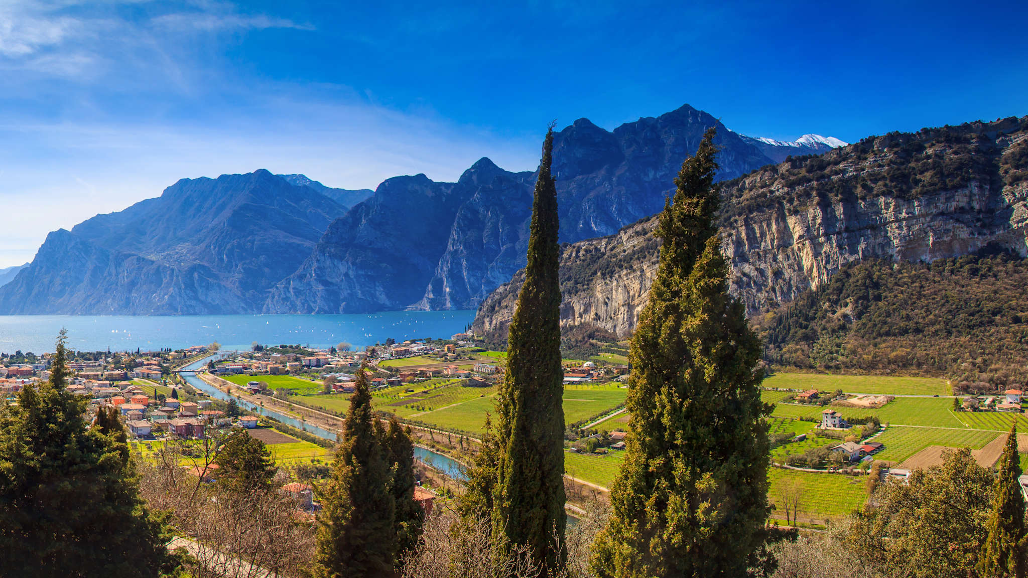 Blick auf einen See umgeben von Bergen