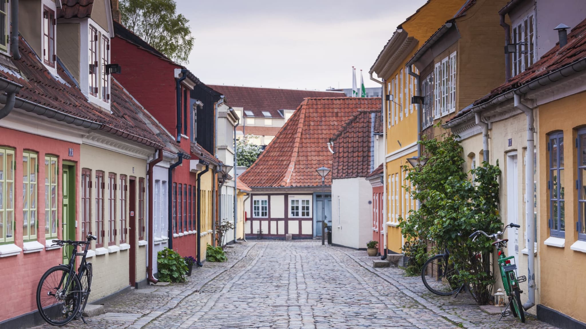 Eine Gasse mit bunten Häuschen auf der dänischen Insel Fünen.