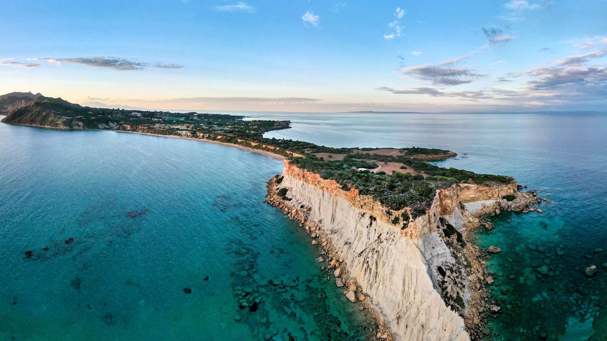 Blick auf grünbewachsene Klippen