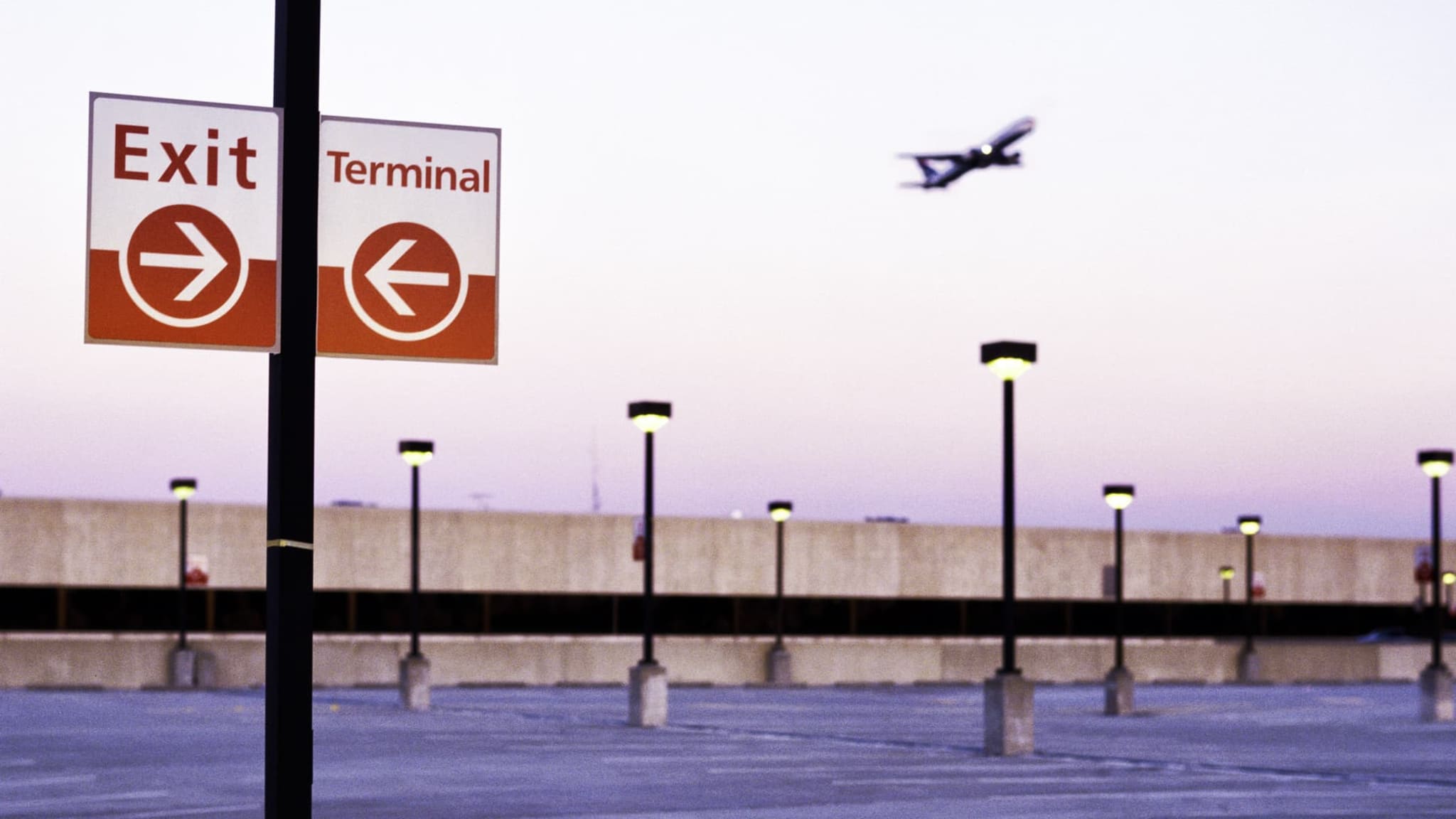 Ein Flugzeug startet am Flughafen im Hintergrund.