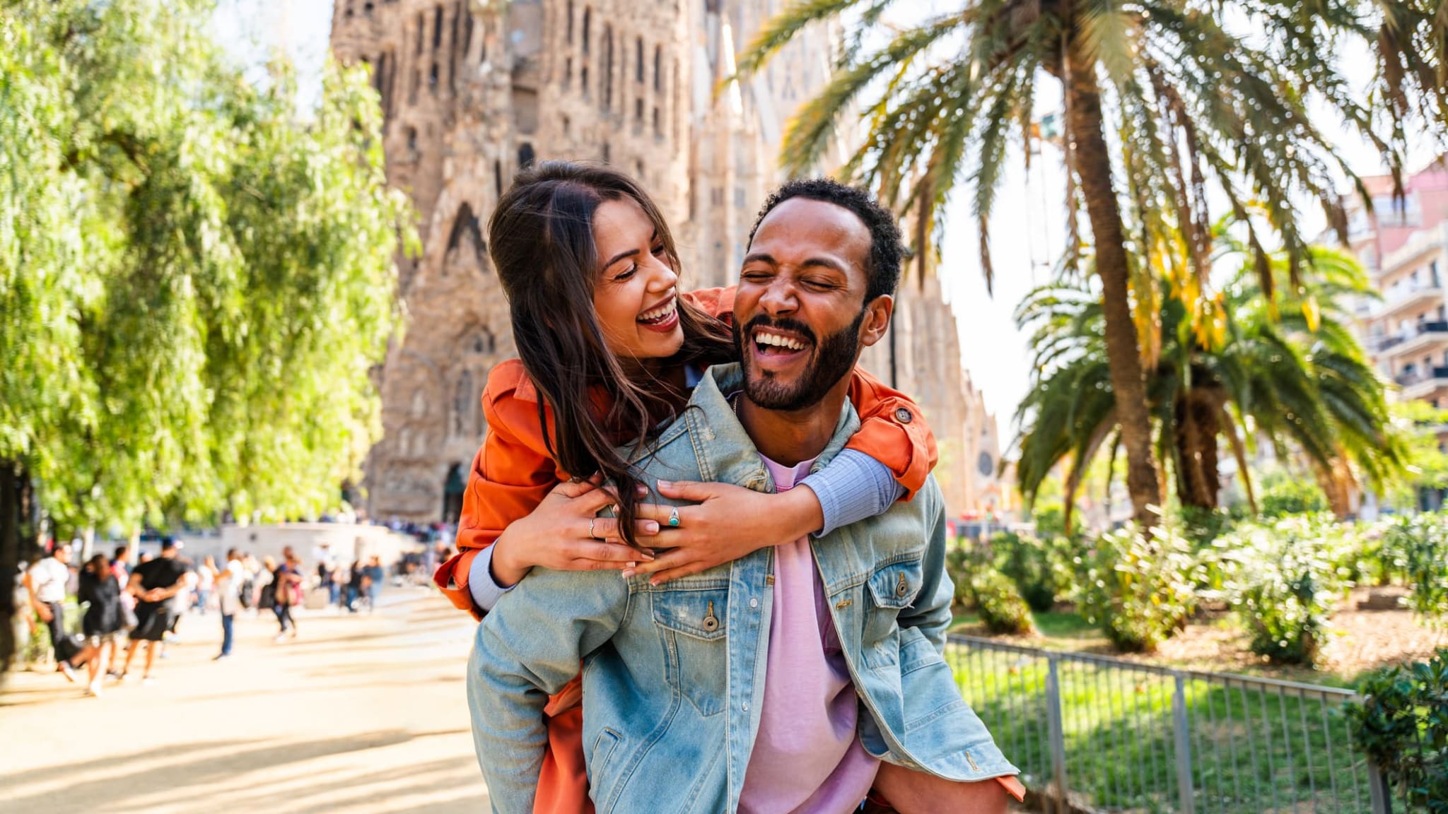 Ein glückliches Pärchen vor der Sagrada Familia in Barcelona.