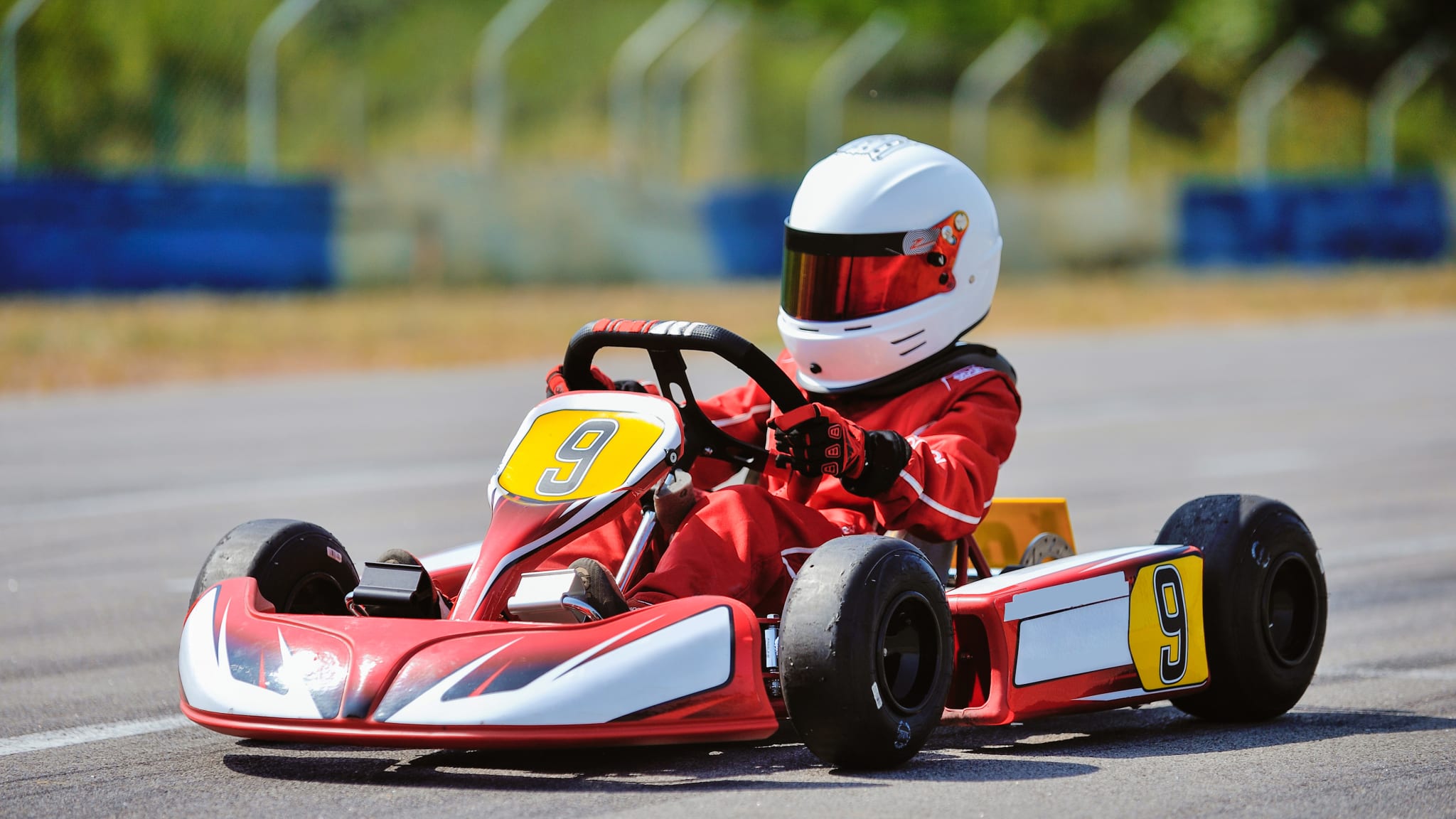 Gokart fahrendes Kind
