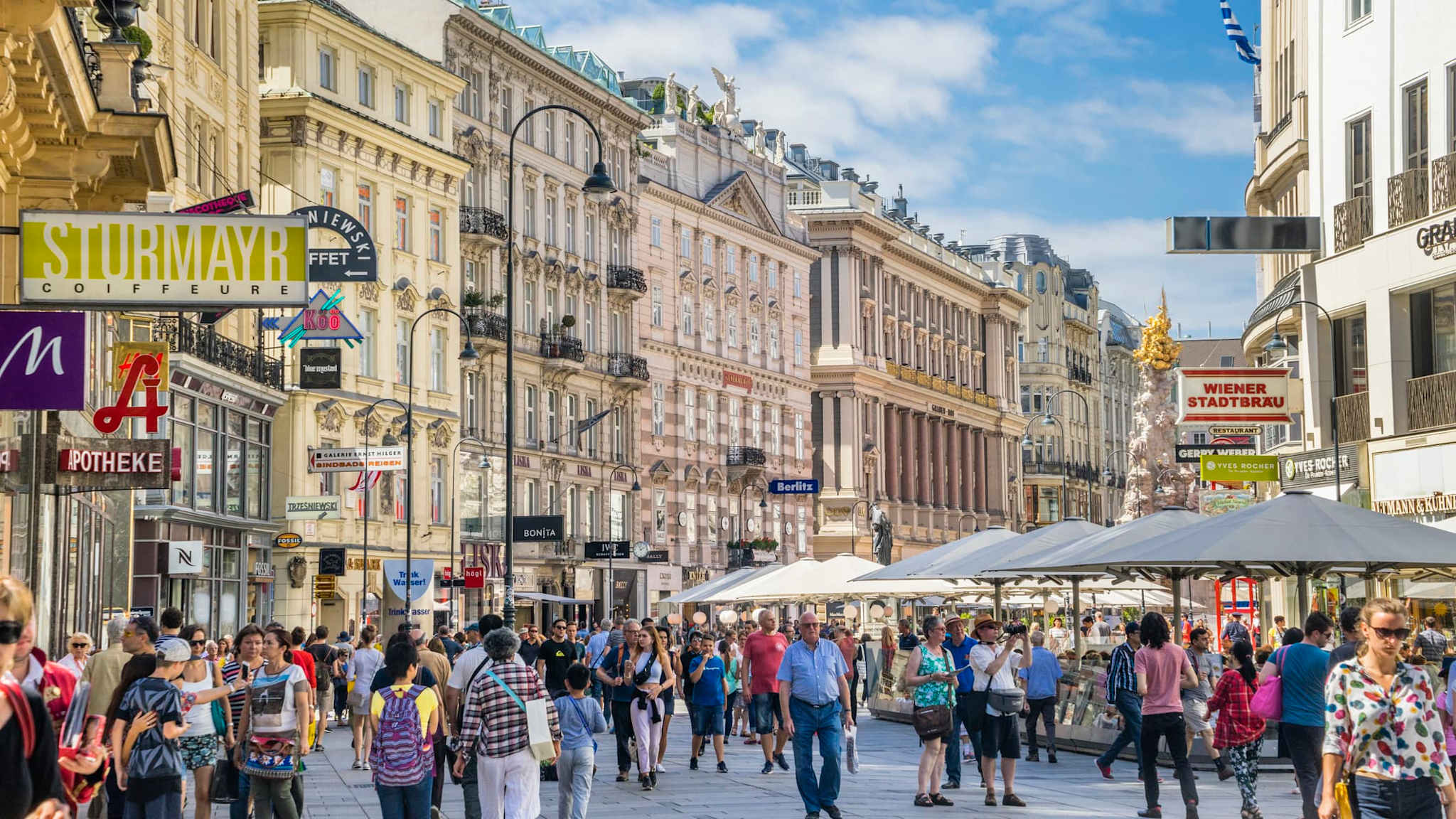 Fußgängerzone mit lauter Geschäften in Wien, Österreich.