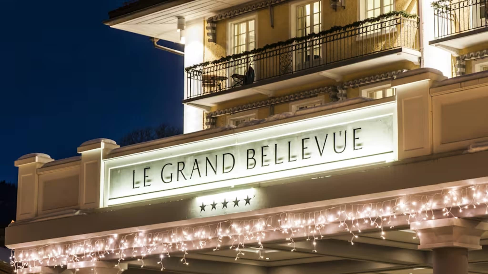 Festlich geschmückter Eingang eines Hotels