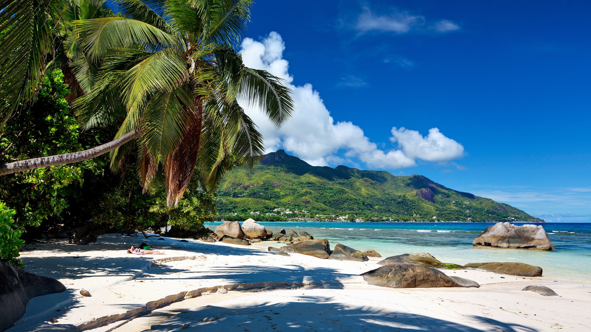 Granitfelsen am Beau Vallon Beach, Baie Beau Vallon, Insel Mahe, Seychellen