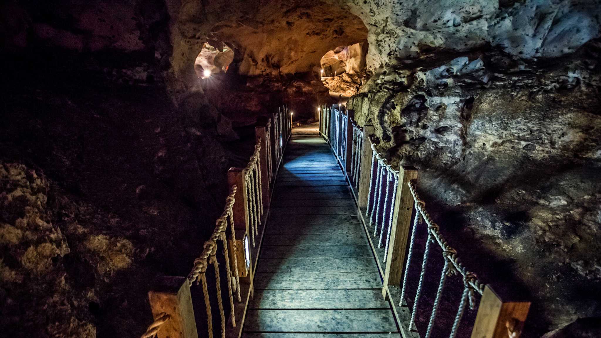 Eine Brücke führt durch eine Höhle.