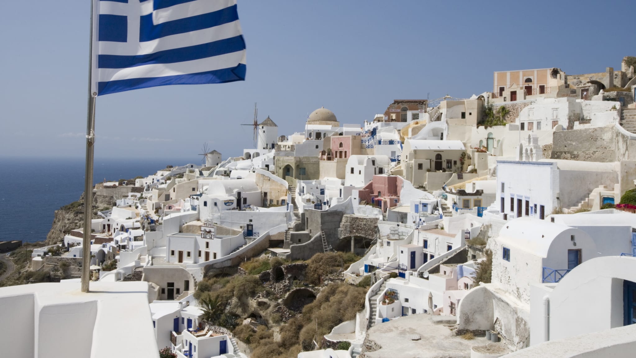 Griechische Flagge in Oia, Santorini, Griechenland