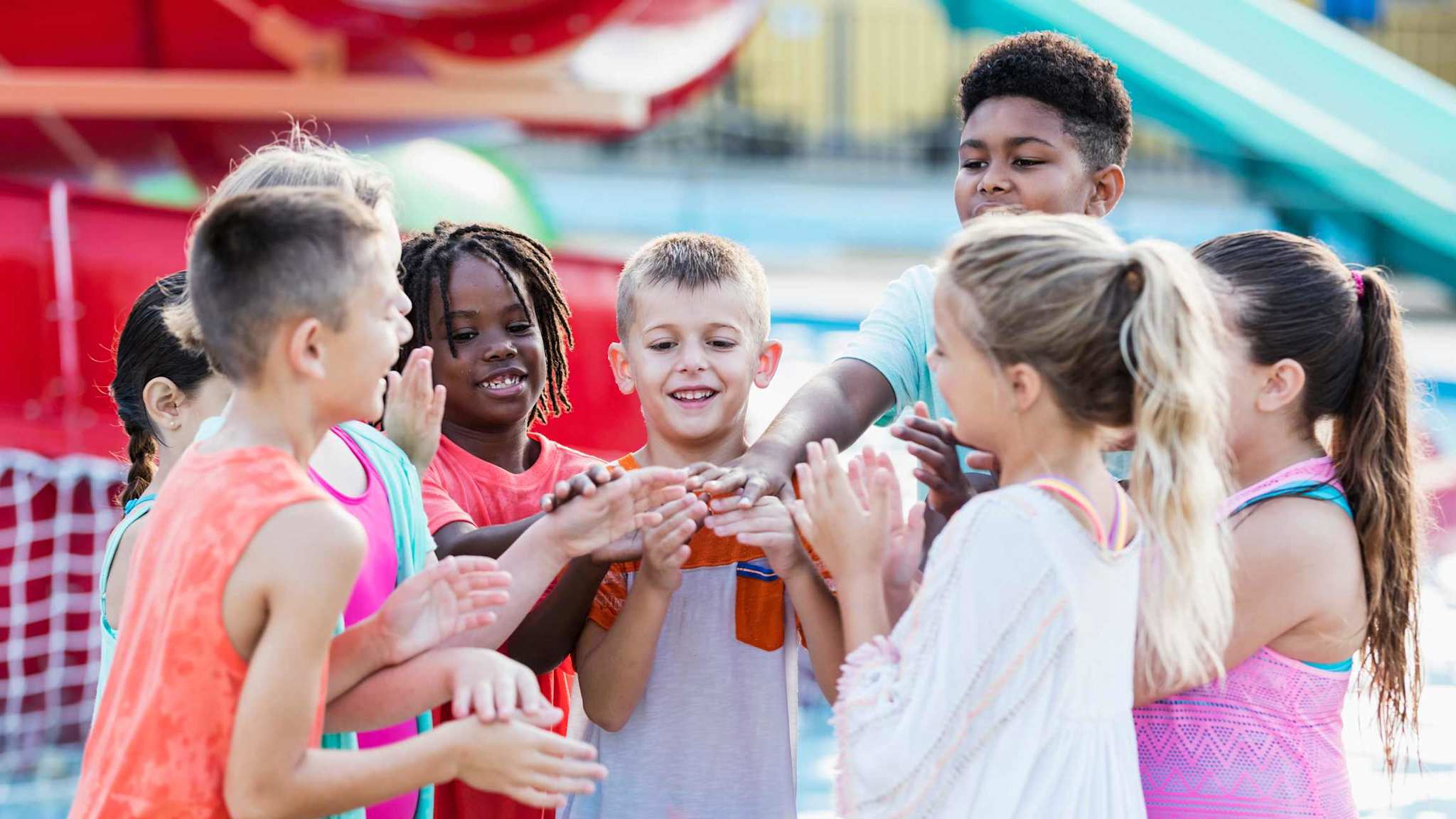 Gruppe von Kindern in einem Wasserpark.