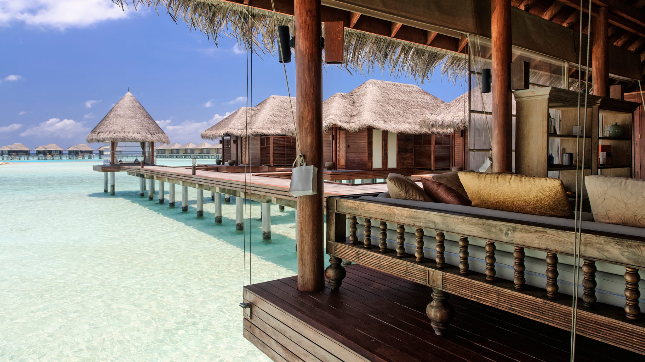 Häuser am Meer im Kihavah Resort Malediven