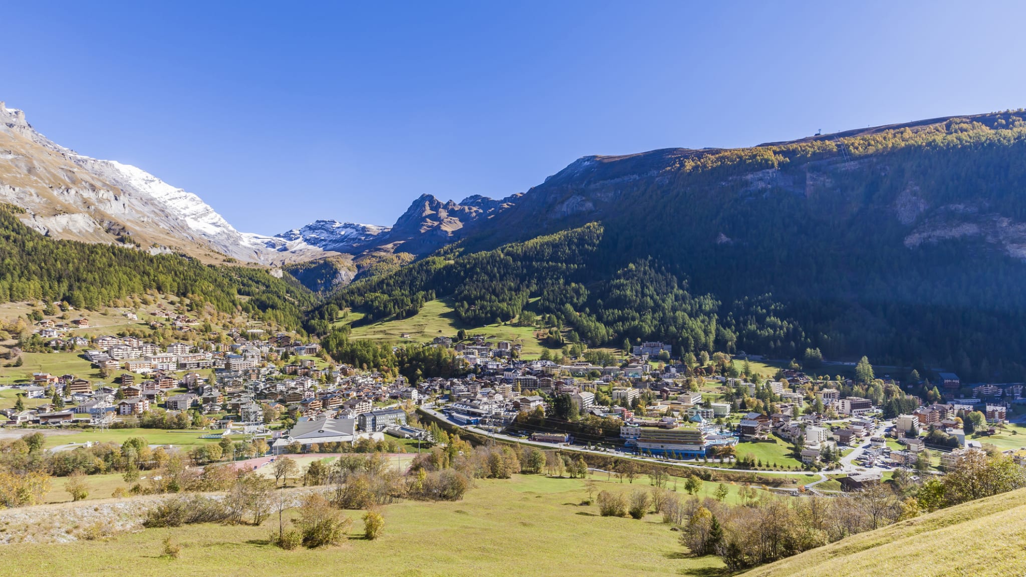 Häuser in einem Tal in Vallis, Schweiz.
