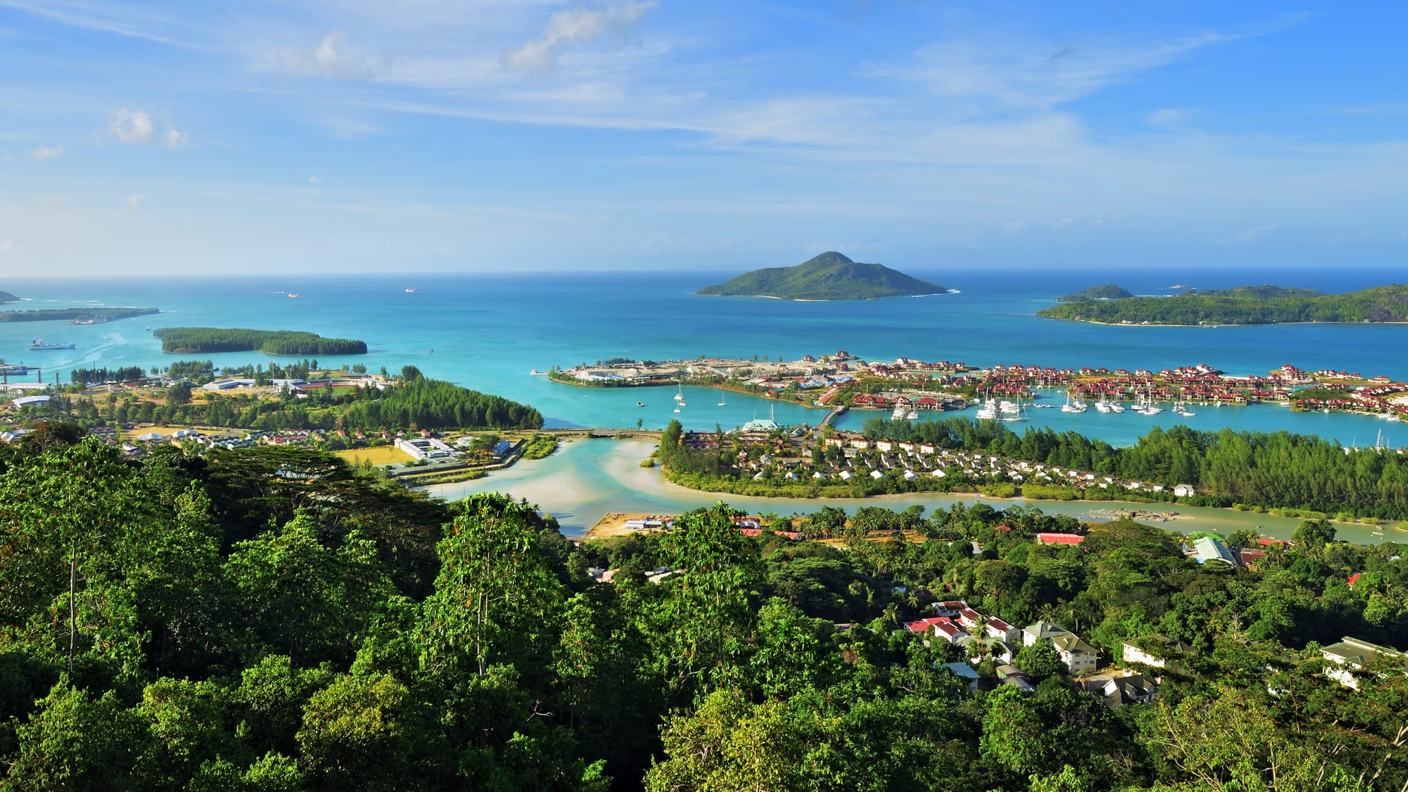 Hafen und Wohnhäuser an der Küste, Mahé, Seychellen