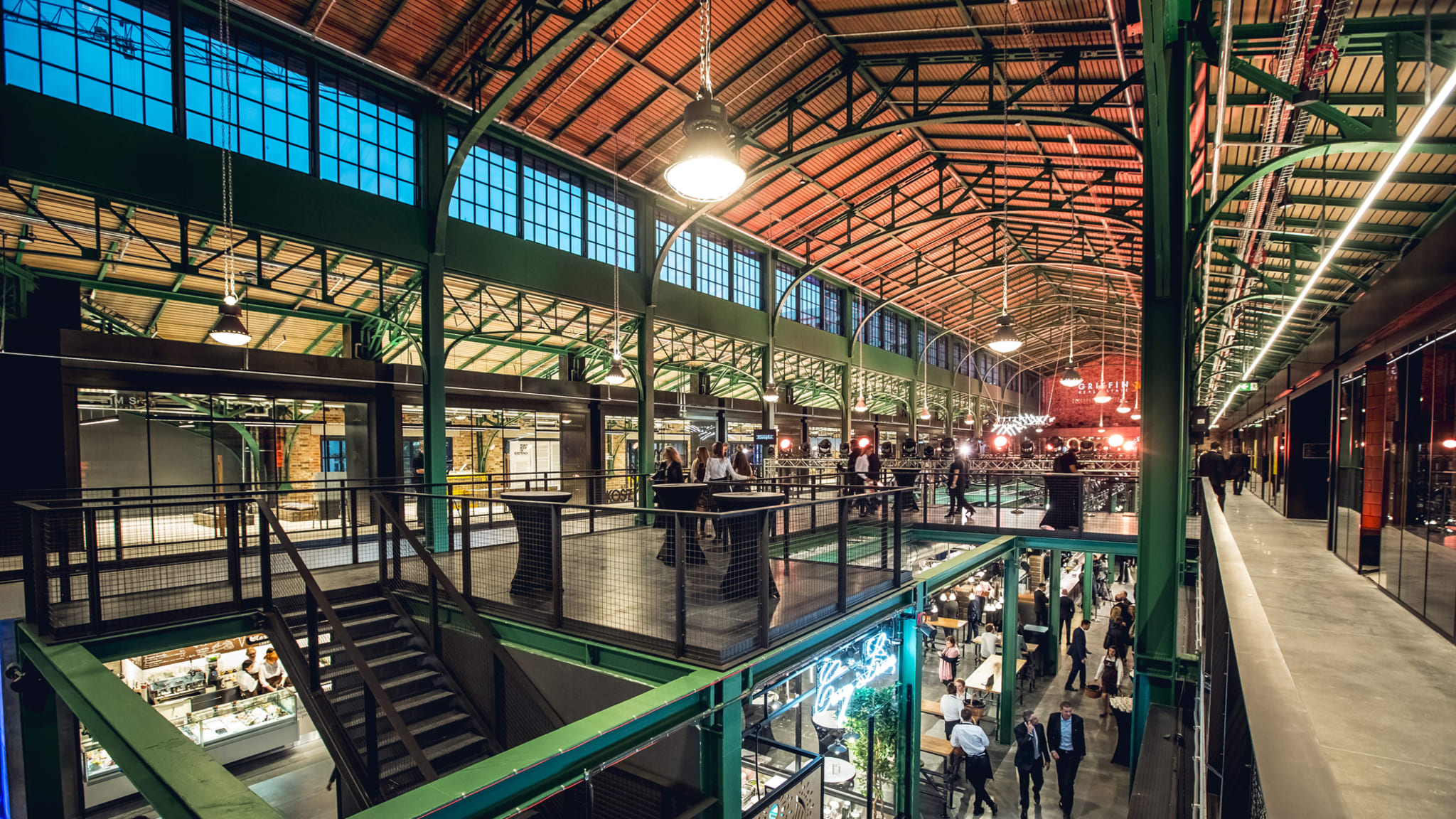 Eine gut besuchte Markthalle