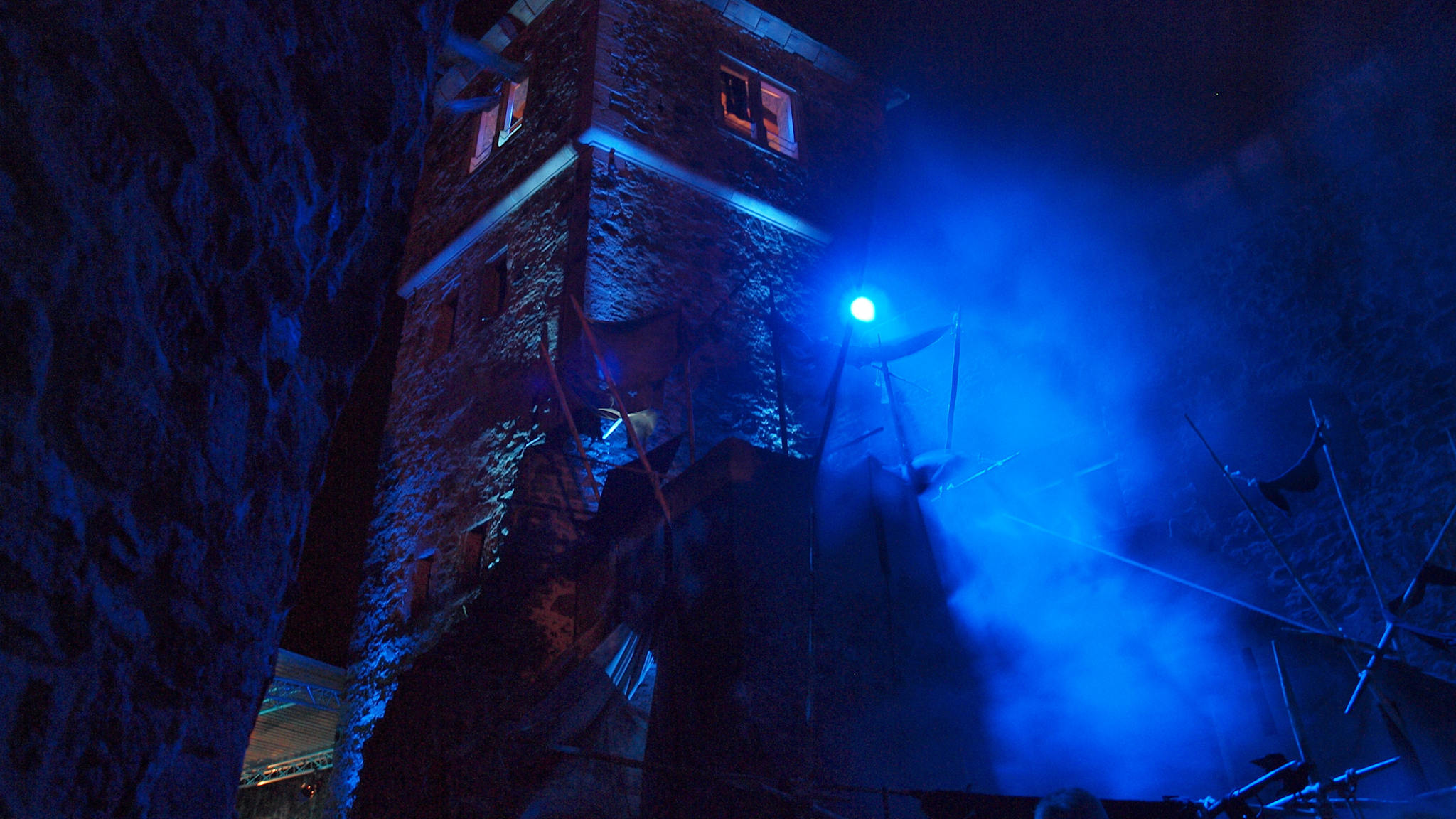 Zu Halloween wird der Wachturm von Burg Frankenstein angeleuchtet, um eine gruselige Stimmung zu erzeugen.