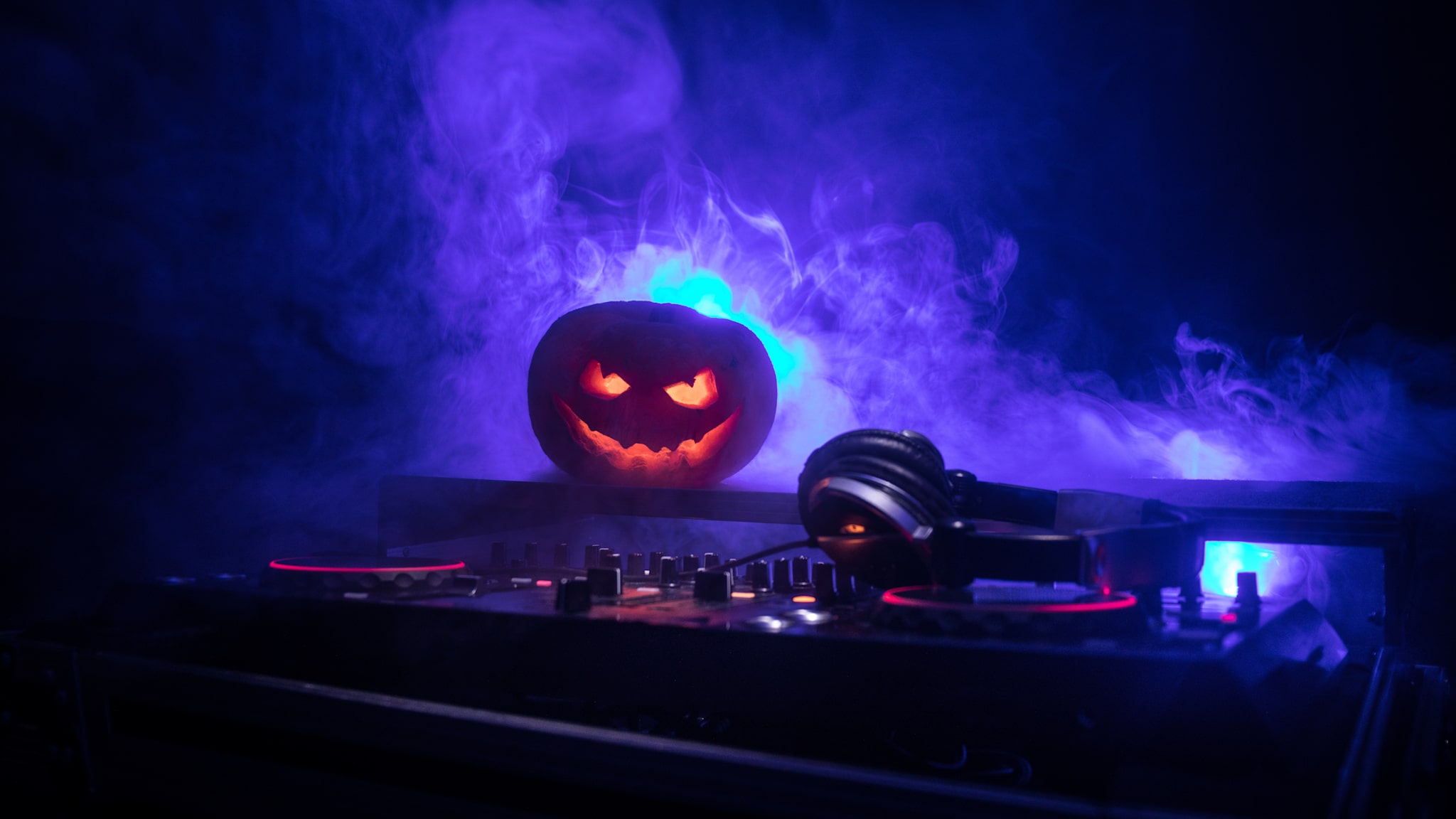 Ein DJ-Pult mit Kürbis