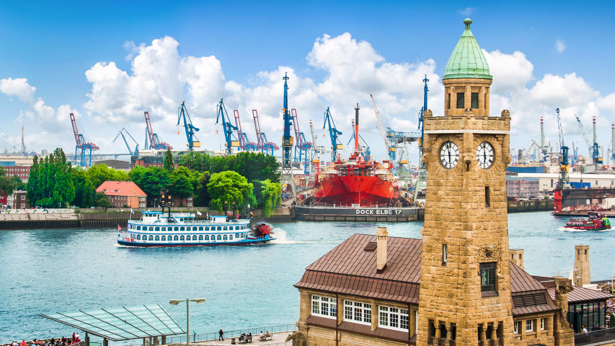 Landungsbrücken in Hamburg an der Elbe.