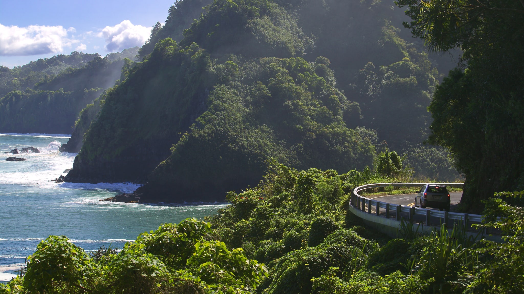 Hana Highway durch die grüne Natur auf Hawaii.