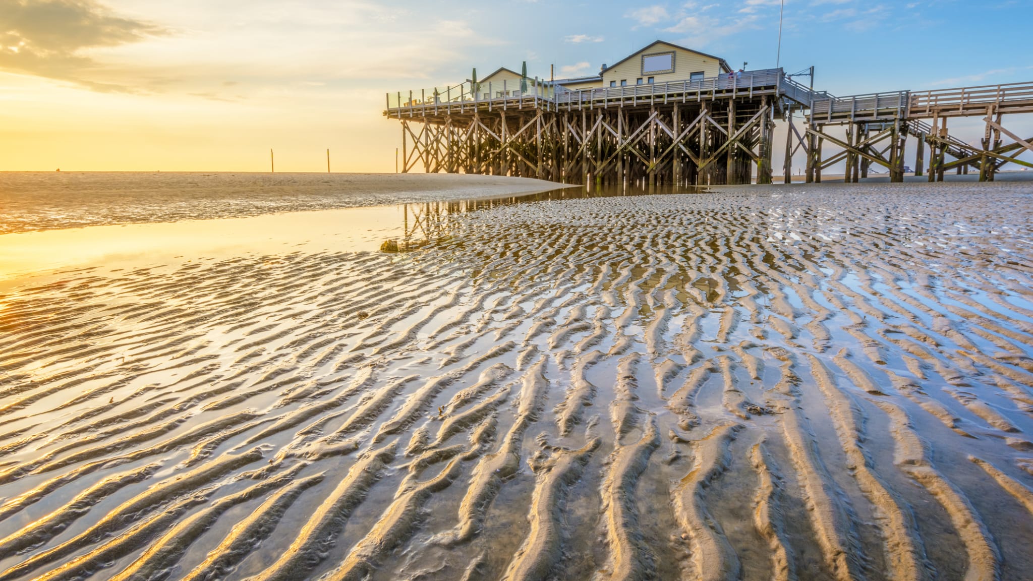 Ein Haus am Strand in St. Peter-Ording, Schleswig-Holstein, Deutschland. © Marco Bottigelli/Moment via Getty Images