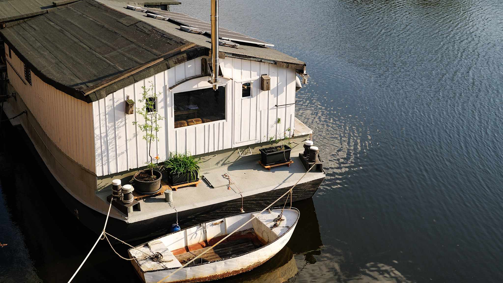 Ein Hausboot auf dem Wasser.