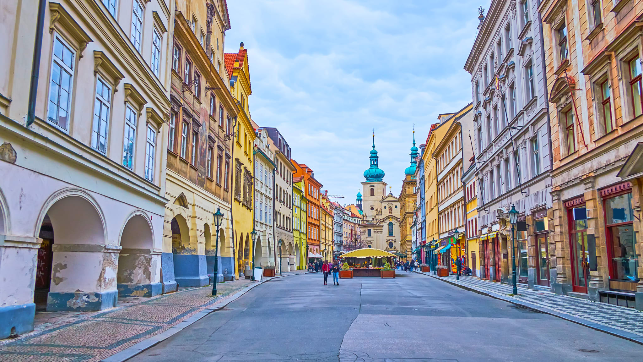 Straße mit historischen Kirchen und einer barocken Kirche