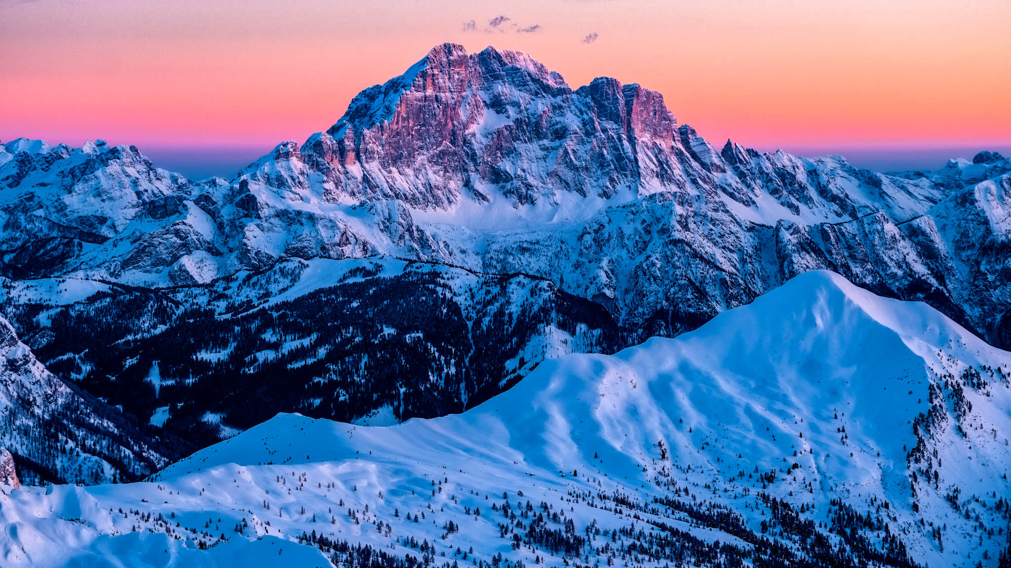 Der schneebedeckte Gipfel von monte Civetta in Südtirol, Italien. © Frank Bienewald/LightRocket via Getty Images