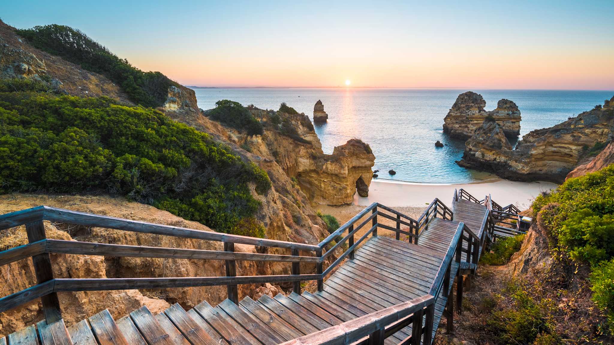 Treppe zum Strand an der Algarve, Portugal. © Marco Bottigelli via Getty Images