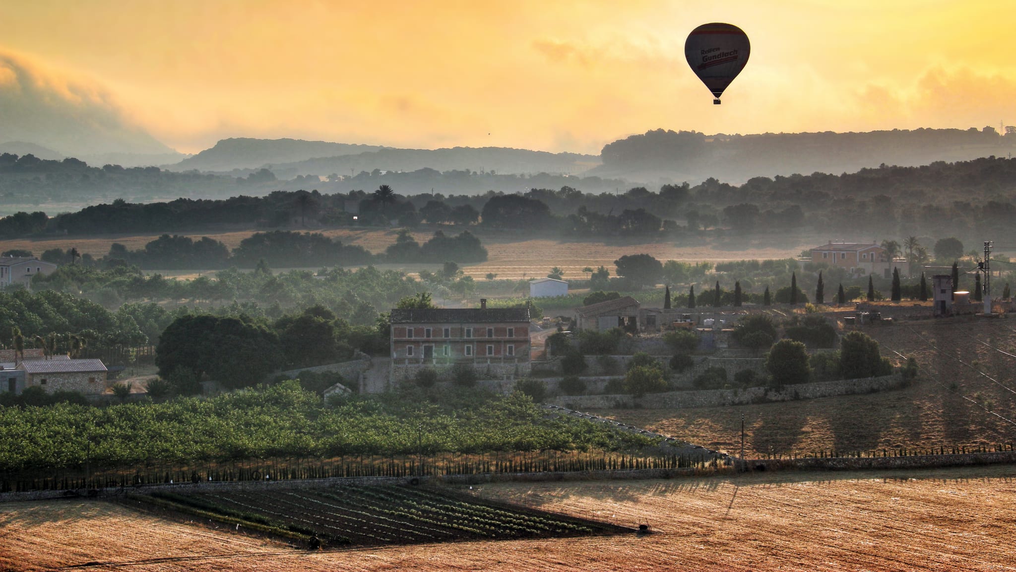 Heißluftballon über einem Dorf