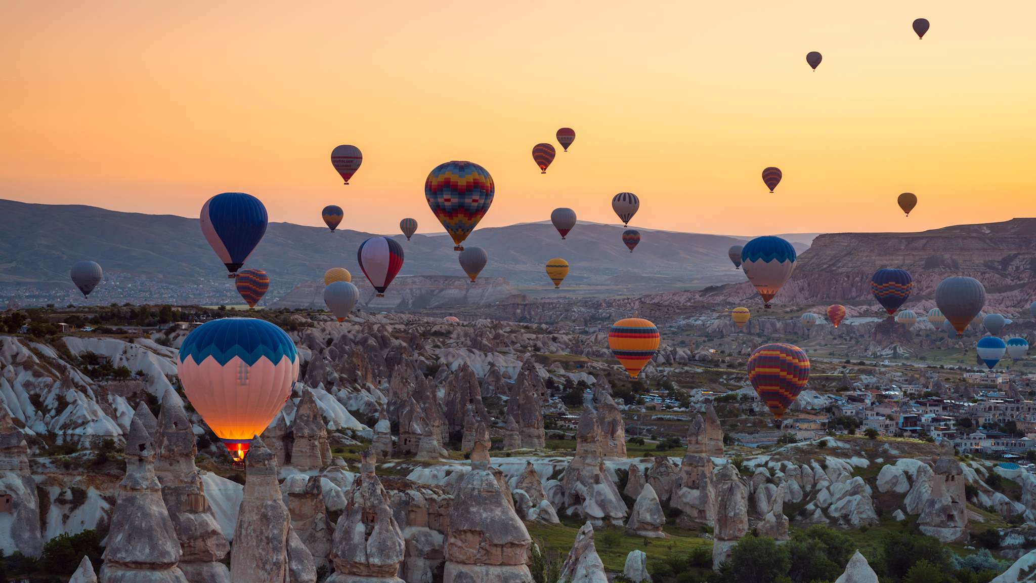 Heißluftballons zum Sonnenaufgang in Kappadokien, Türkei. © Matteo Colombo via Getty Images