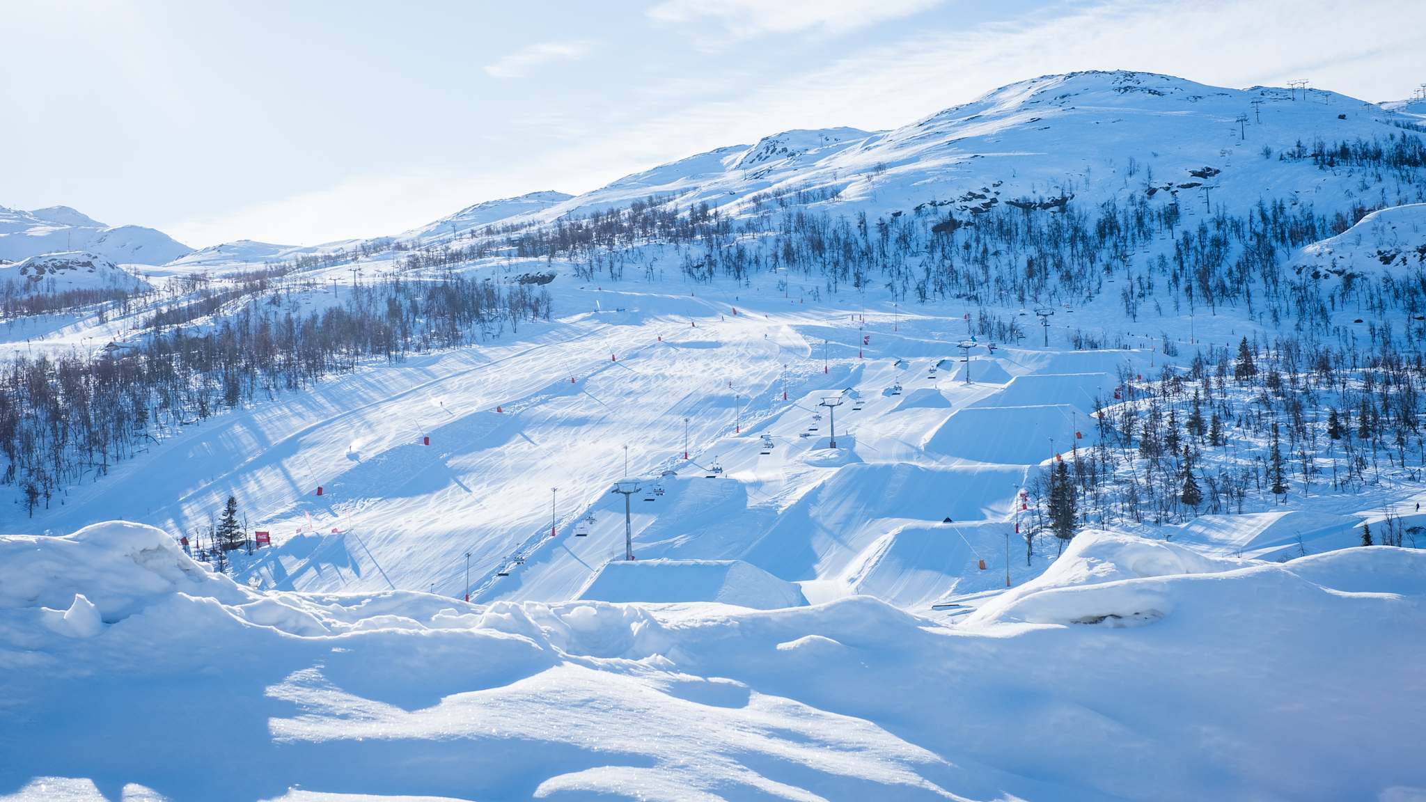 Eine weite verschneite Skipiste
