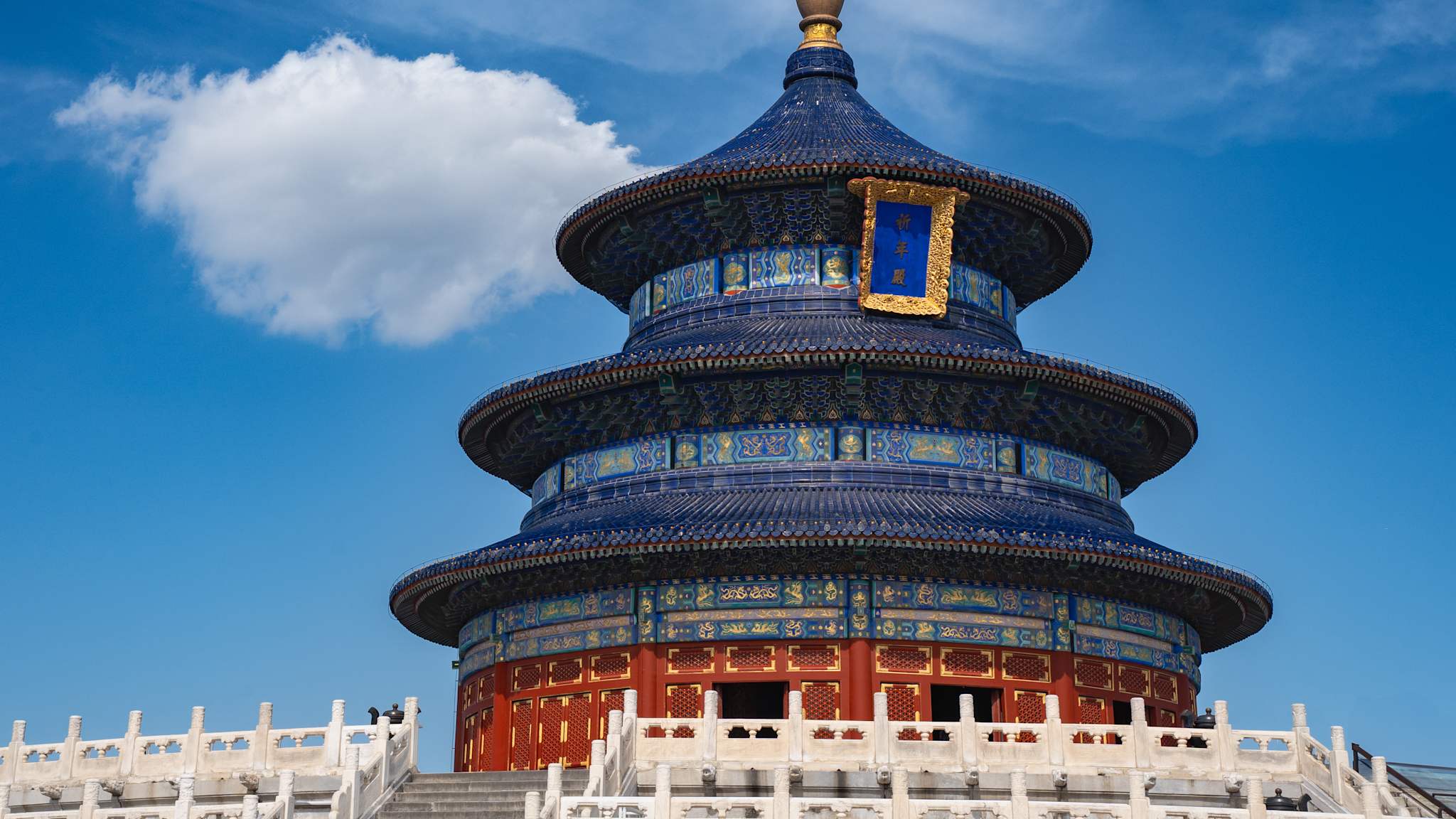 Eine dreistöckige runde Pagode.