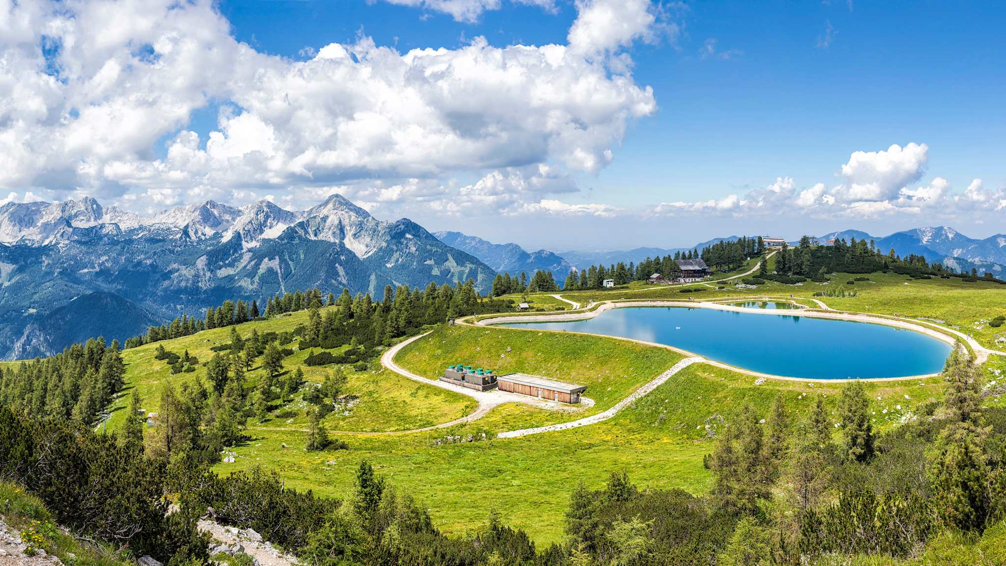 Ein See umgeben von Gebirgen