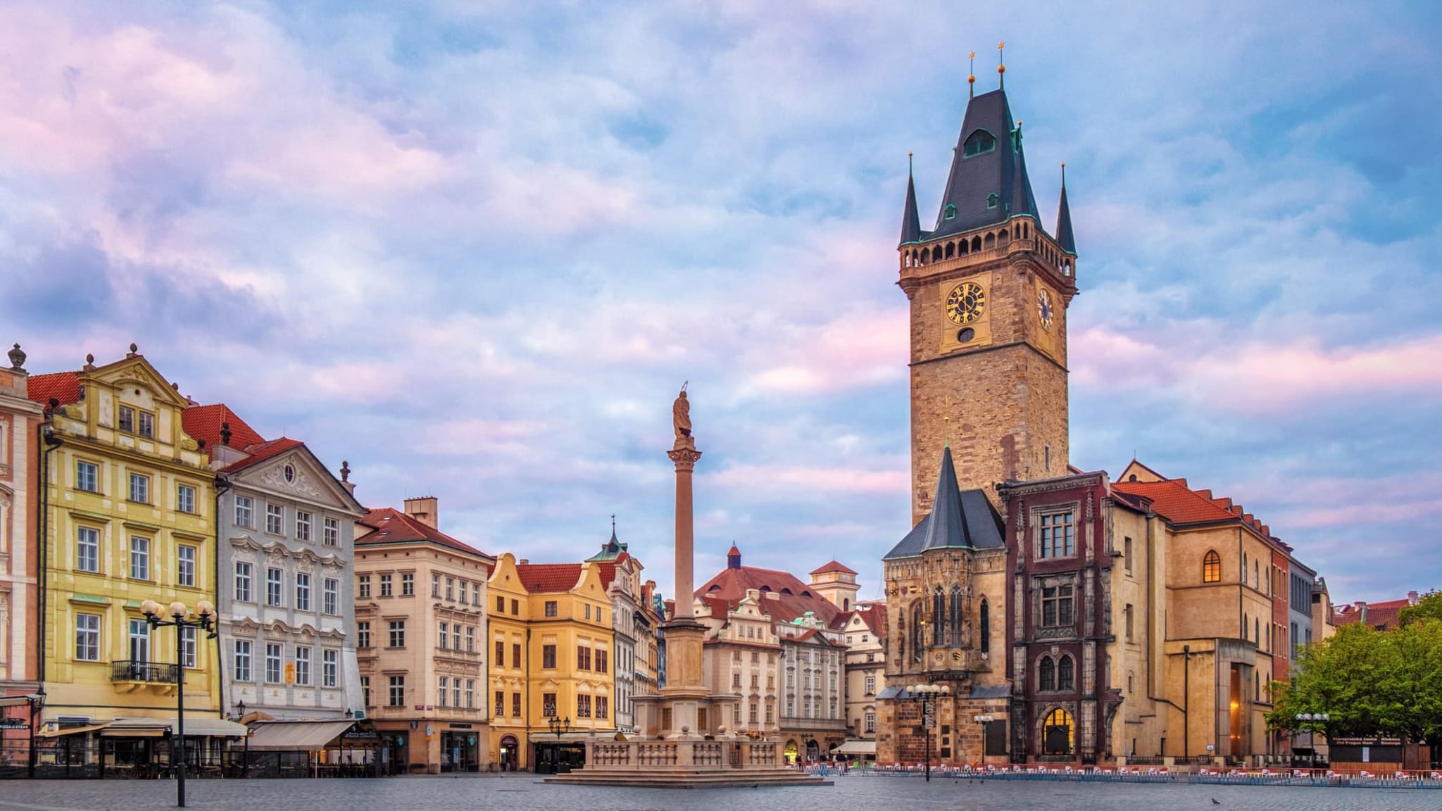 Das Zentrum der Alstatd in Prag begeistert mit beeindruckender Architektur.