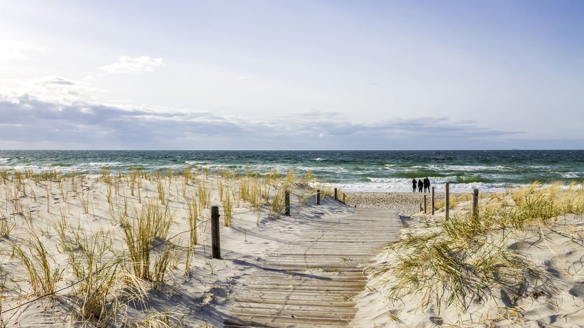 Holzpfad zum Rerik Strand in Mecklenburg-Vorpommern, Deutschland © Westend61/Westend61 via Getty Images