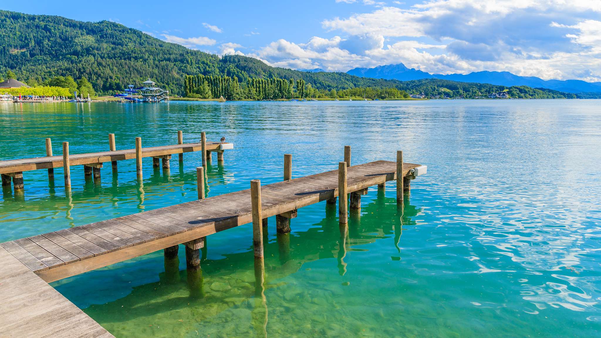 Holzsteg am Ufer des Wörthersees, Österreich