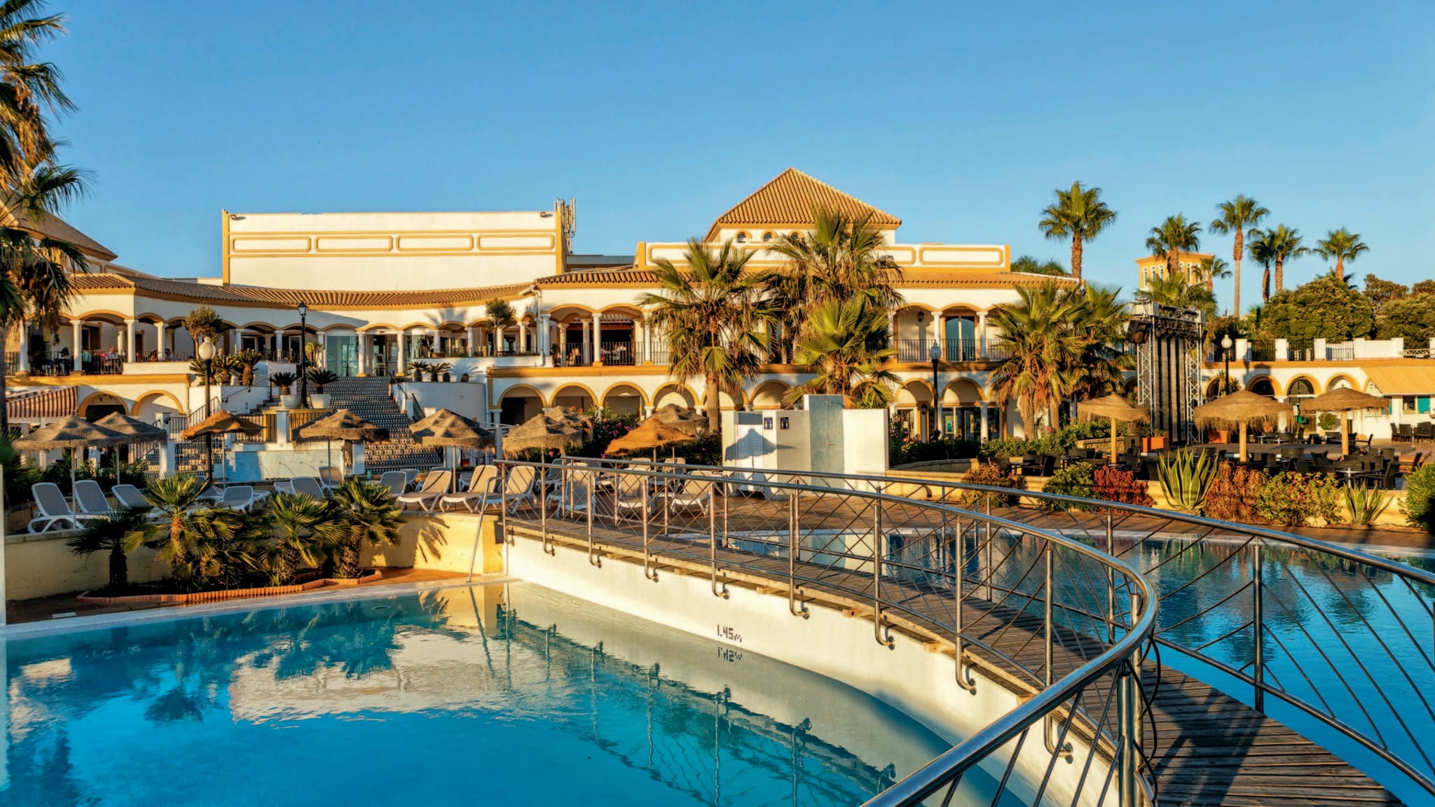Ein kleiner Steg führt über den Pool. Bild vom Hotelier, August 2015.