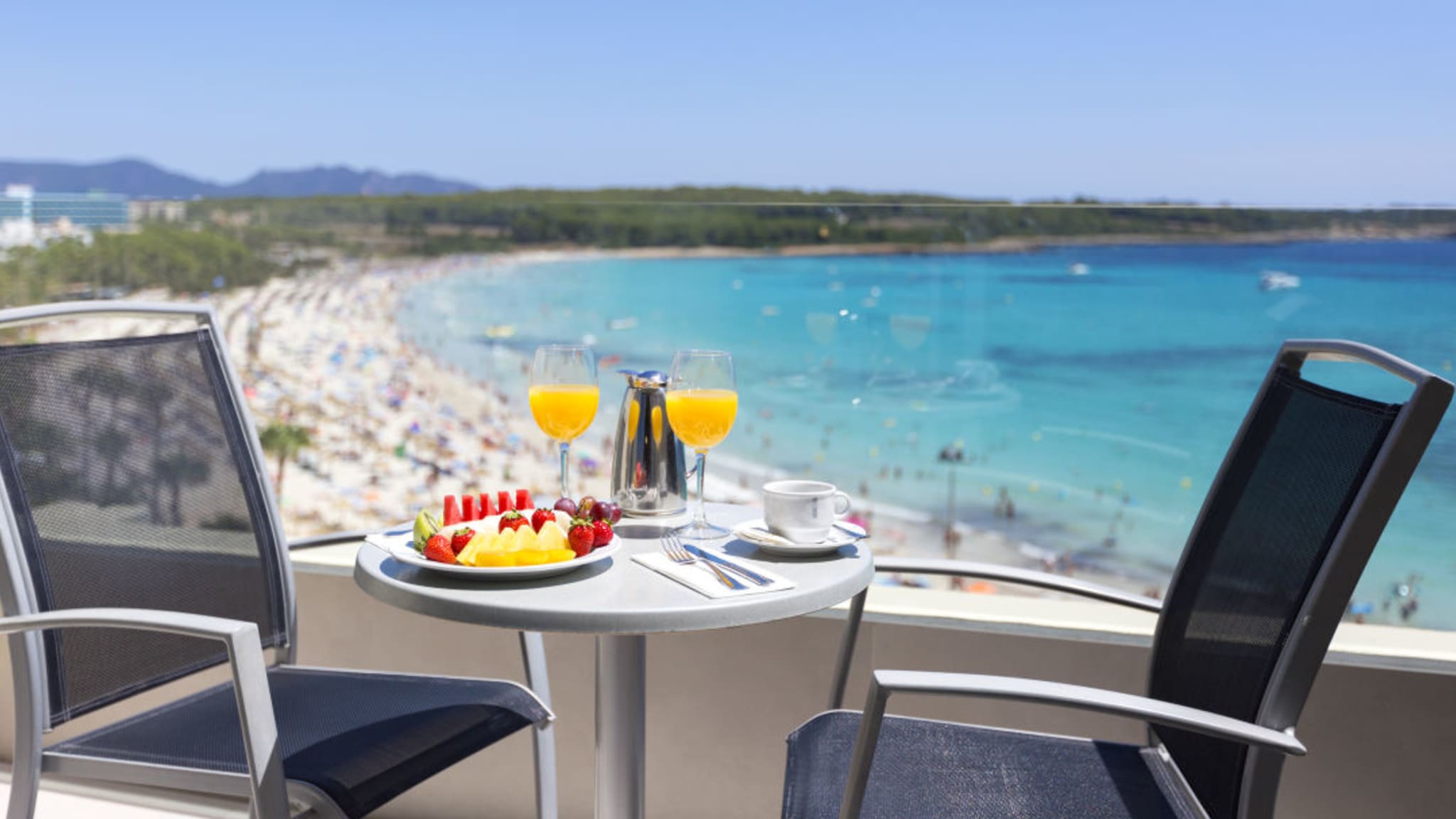 Platz für zwei im Traum-Urlaub – der Blick aufs Meer darf dabei nicht fehlen. © Hipotels Mediterrano, Juli 2017.