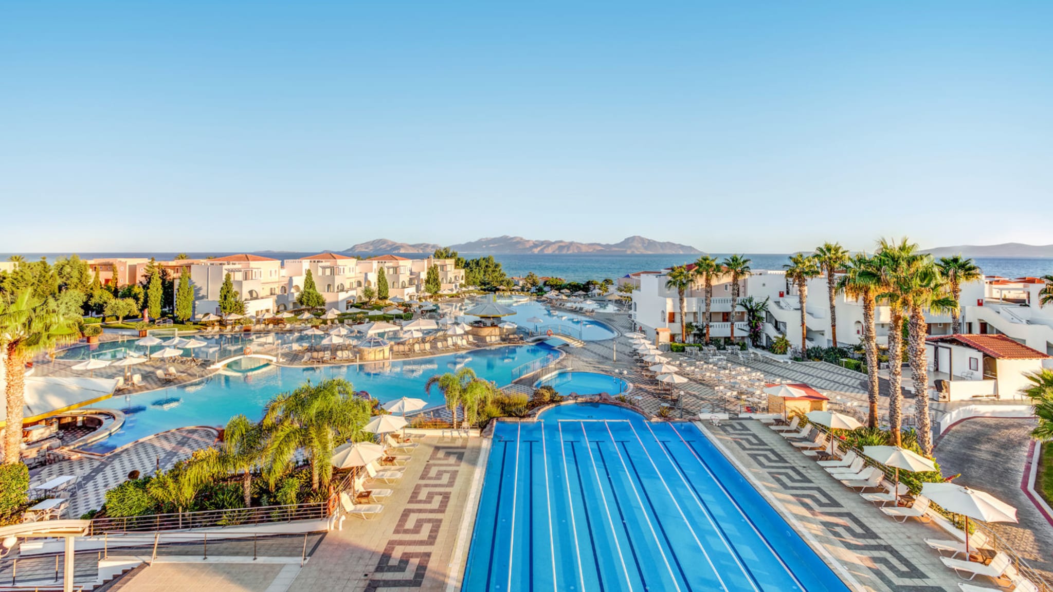 Ob Schwimmen oder Baden - bei dieser Poollandschaft ist für jeden etwas dabei. Bild vom Hotelier, Oktober 2017.