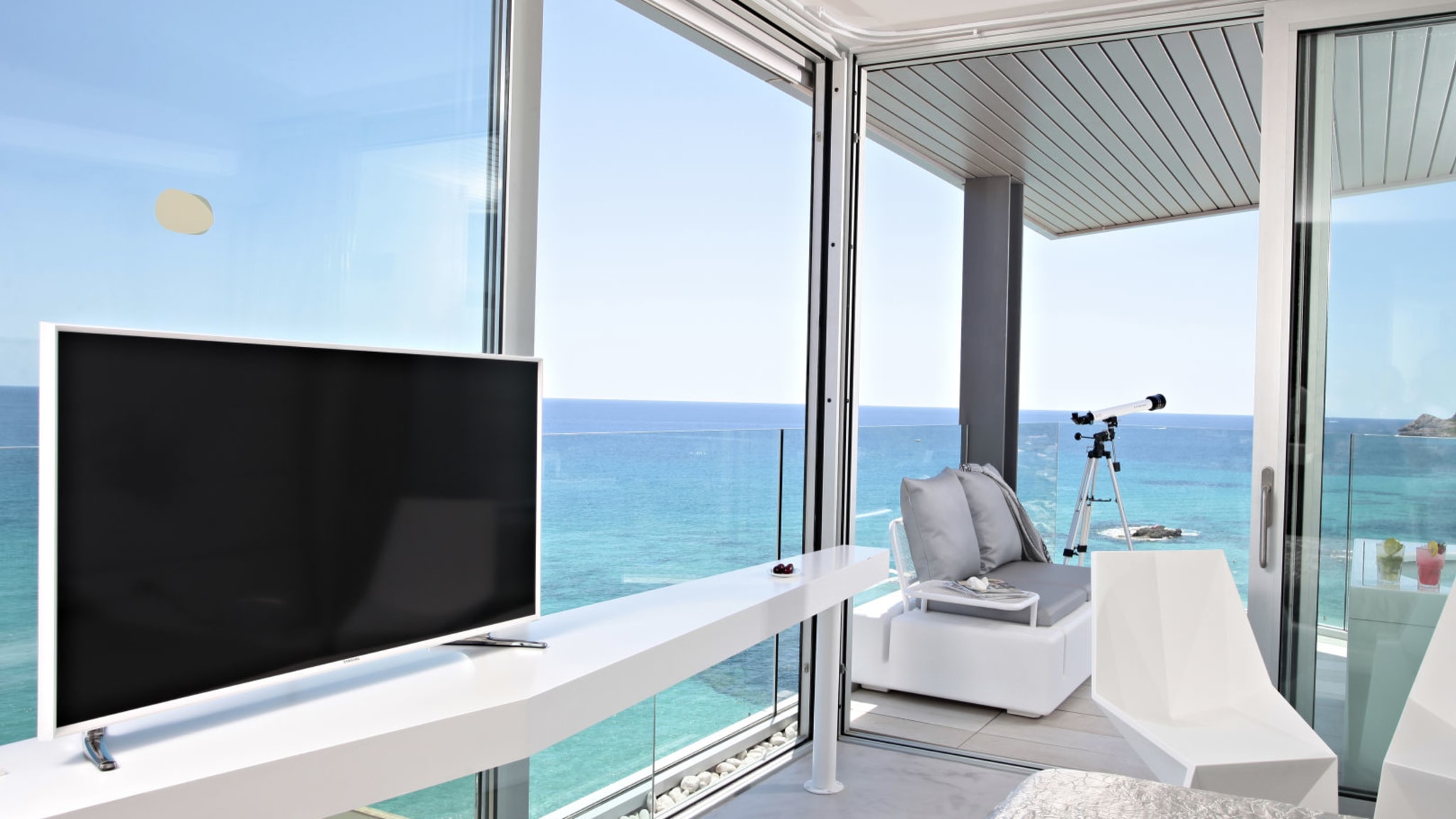 Die eleganten Zimmer des Hotels bieten eine tolle Aussicht aufs Wasser. Bild vom Hotelier, Juli 2014.